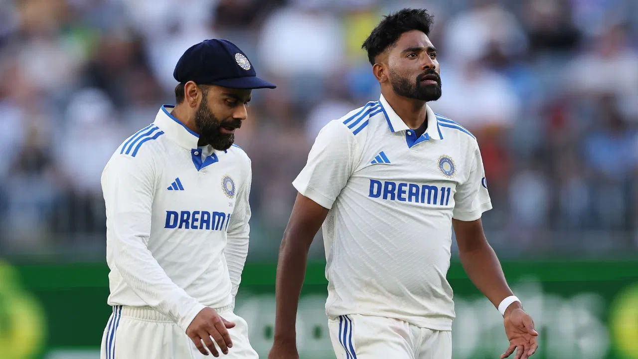 ಹೀಗೆ ಭಾರತ ತಂಡದ ಖಾಯಂ ಸದಸ್ಯರಾದರೂ ವಿರಾಟ್ ಕೊಹ್ಲಿಯ ಅನುಪಸ್ಥಿತಿಯಲ್ಲಿ ಮೊಹಮ್ಮದ್ ಸಿರಾಜ್ ಕಡೆಯಿಂದ ಉತ್ತಮ ಪ್ರದರ್ಶನ ಮೂಡಿಬಂದಿಲ್ಲ ಎಂಬುದೇ ಸತ್ಯ. ಅಂದರೆ ಕಿಂಗ್ ಕೊಹ್ಲಿ ಇದ್ದಾಗ ಮಾತ್ರ ಸಿರಾಜ್ ಅತ್ಯುತ್ತಮ ದಾಳಿ ಸಂಘಟಿಸಿದ್ದಾರೆ. ಅವರು ಇಲ್ಲದಿದ್ದರೆ, ವಿಕೆಟ್ ಪಡೆಯಲು ಹರಸಾಹಸ ಪಟ್ಟಿದ್ದಾರೆ. ಅದು ಈಗ ಇಂಗ್ಲೆಂಡ್​ನಲ್ಲೂ ಮುಂದುವರೆದಿದೆ.