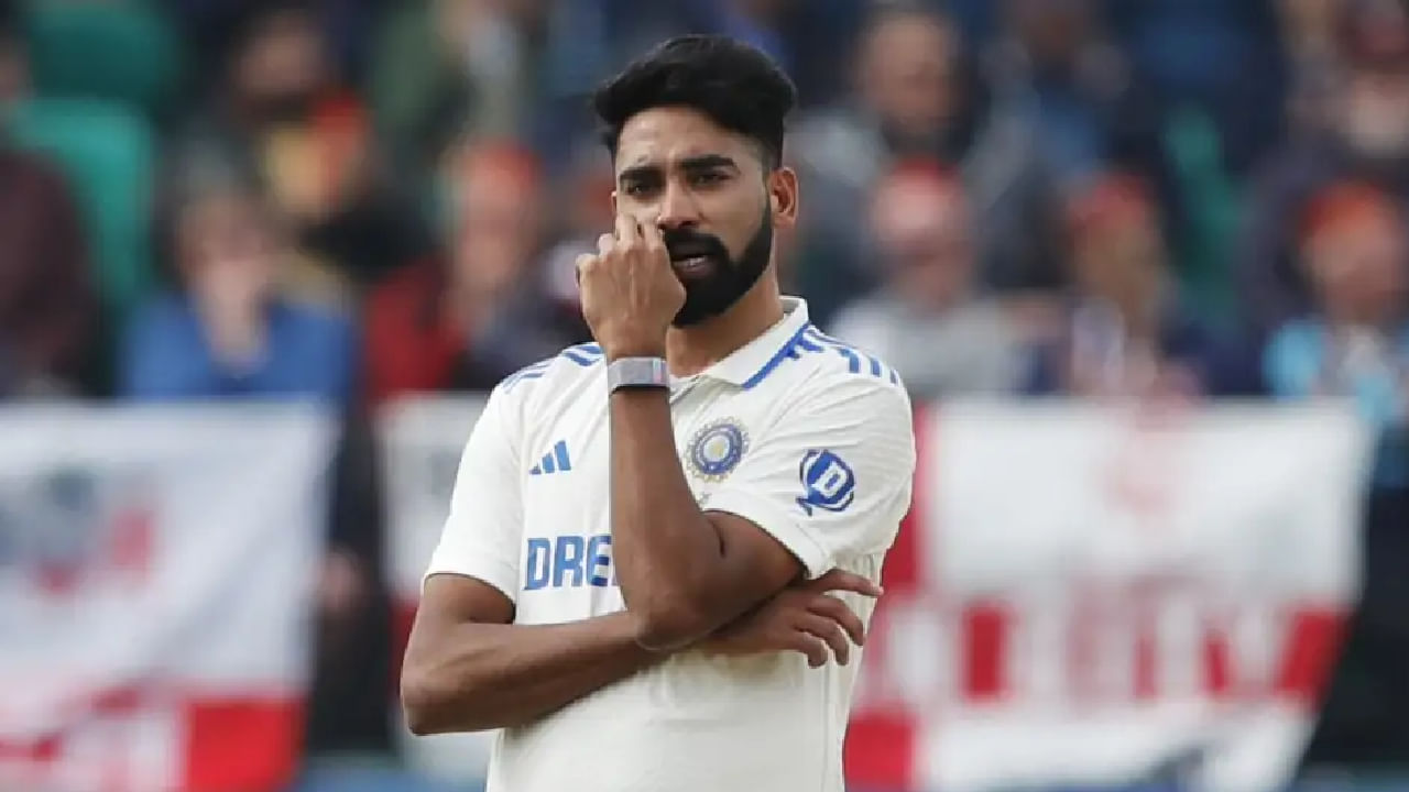 ಮತ್ತೊಂದೆಡೆ ವಿರಾಟ್ ಕೊಹ್ಲಿಯ ಅನುಪಸ್ಥಿತಿಯ ನಡುವೆ ಮೊಹಮ್ಮದ್ ಸಿರಾಜ್ 18 ಟೆಸ್ಟ್ ಇನಿಂಗ್ಸ್ ಆಡಿದ್ದಾರೆ. ಈ ವೇಳೆ ಪಡೆದಿರುವುದು ಕೇವಲ 20 ವಿಕೆಟ್ ಮಾತ್ರ. ಅಲ್ಲದೆ ಕೊಹ್ಲಿ ಇಲ್ಲದಿದ್ದಾಗ ಸಿರಾಜ್ ಅವರ ಬೌಲಿಂಗ್ ಸ್ಟ್ರೈಕ್ ರೇಟ್ 71 ಎಂದರೆ ನಂಬಲೇಬೇಕು. ಅಂದರೆ ಒಂದು ವಿಕೆಟ್ ಪಡೆಯಲು ಕನಿಷ್ಠ 71 ಎಸೆತಗಳನ್ನು ತೆಗೆದುಕೊಂಡಿದ್ದಾರೆ.