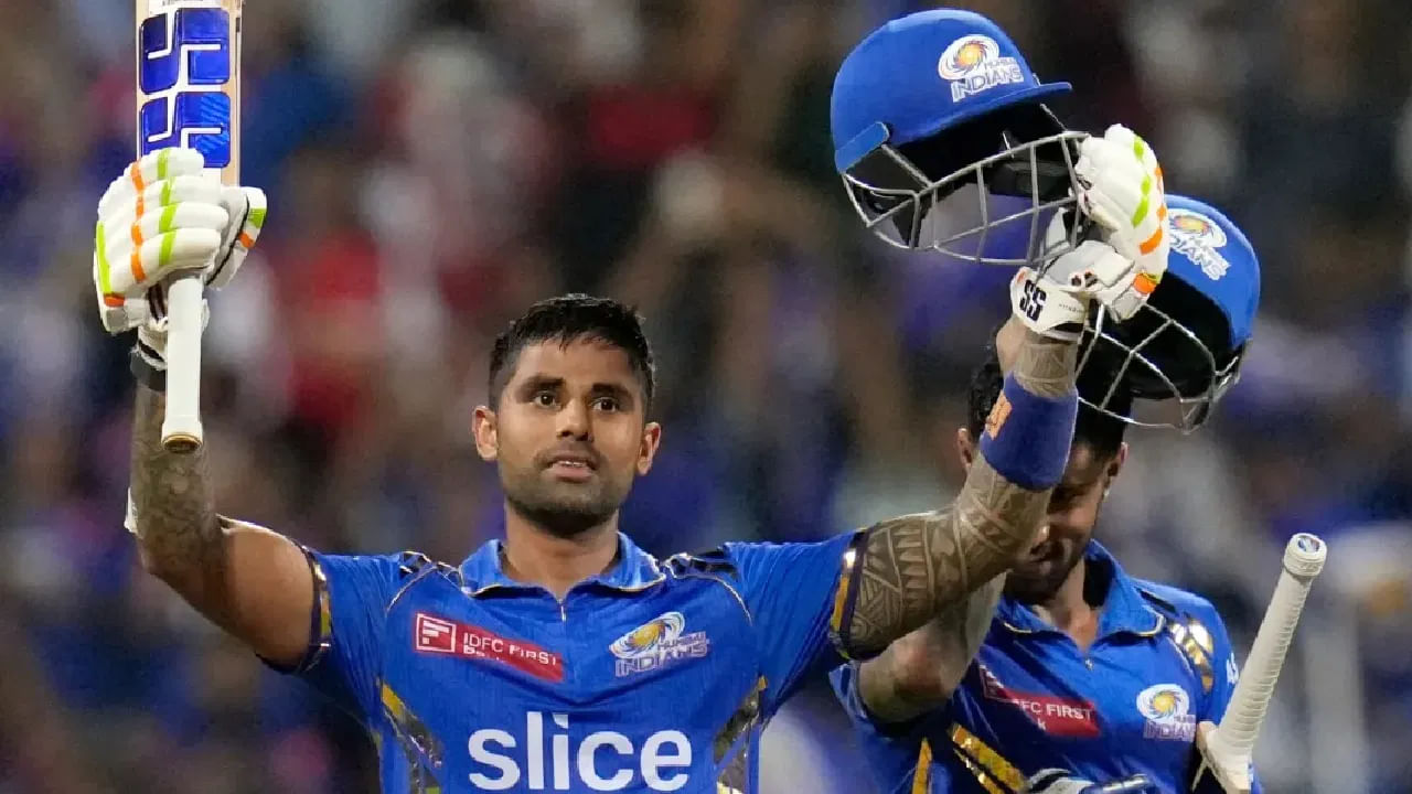 ಇದೀಗ ಎಬಿಡಿಯ ಈ ವಿಶೇಷ ದಾಖಲೆಯನ್ನು ಸೂರ್ಯಕುಮಾರ್ ಯಾದವ್ ಅಳಿಸಿ ಹಾಕಿದ್ದಾರೆ. ಈ ಬಾರಿಯ ಐಪಿಎಲ್​ನಲ್ಲಿ 16 ಇನಿಂಗ್ಸ್ ಆಡಿರುವ ಸೂರ್ಯಕುಮಾರ್ ಯಾದವ್ 5 ಅರ್ಧಶತಕಗಳೊಂದಿಗೆ ಒಟ್ಟು 717 ರನ್ ಕಲೆಹಾಕಿದ್ದಾರೆ. ಈ ಮೂಲಕ ಐಪಿಎಲ್ ಆವೃತ್ತಿಯೊಂದರಲ್ಲಿ 700 ರನ್​ಗಳ ಗಡಿದಾಟಿದ ಆರಂಭಿಕನಲ್ಲದ ಮೊದಲ ಬ್ಯಾಟರ್ ಎಂಬ ಹೆಗ್ಗಳಿಕೆಯನ್ನು ತಮ್ಮದಾಗಿಸಿಕೊಂಡಿದ್ದಾರೆ.