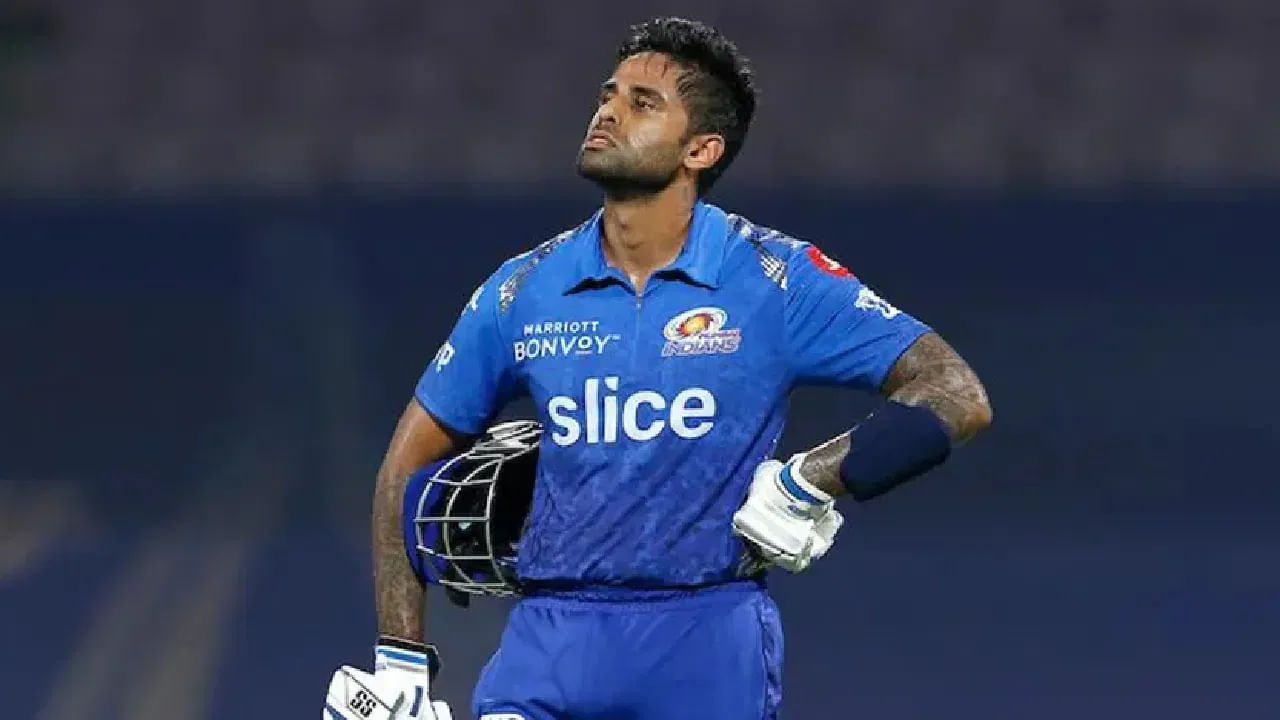 ಇದರೊಂದಿಗೆ ಐಪಿಎಲ್​ ಸೀಸನ್​ವೊಂದರಲ್ಲಿ ಅತ್ಯಧಿಕ ರನ್ ಪೇರಿಸಿದ ಆರಂಭಿಕನಲ್ಲದ ಬ್ಯಾಟರ್ ಎಂಬ ದಾಖಲೆಯನ್ನು ಸೂರ್ಯಕುಮಾರ್ ಯಾದವ್ ತಮ್ಮದಾಗಿಸಿಕೊಂಡಿದ್ದಾರೆ. ಇದಕ್ಕೂ ಮುನ್ನ ಈ ವಿಶೇಷ ದಾಖಲೆ ಆರ್​ಸಿಬಿ ತಂಡದ ಮಾಜಿ ಆಟಗಾರ ಎಬಿ ಡಿವಿಲಿಯರ್ಸ್ ಹೆಸರಿನಲ್ಲಿತ್ತು.