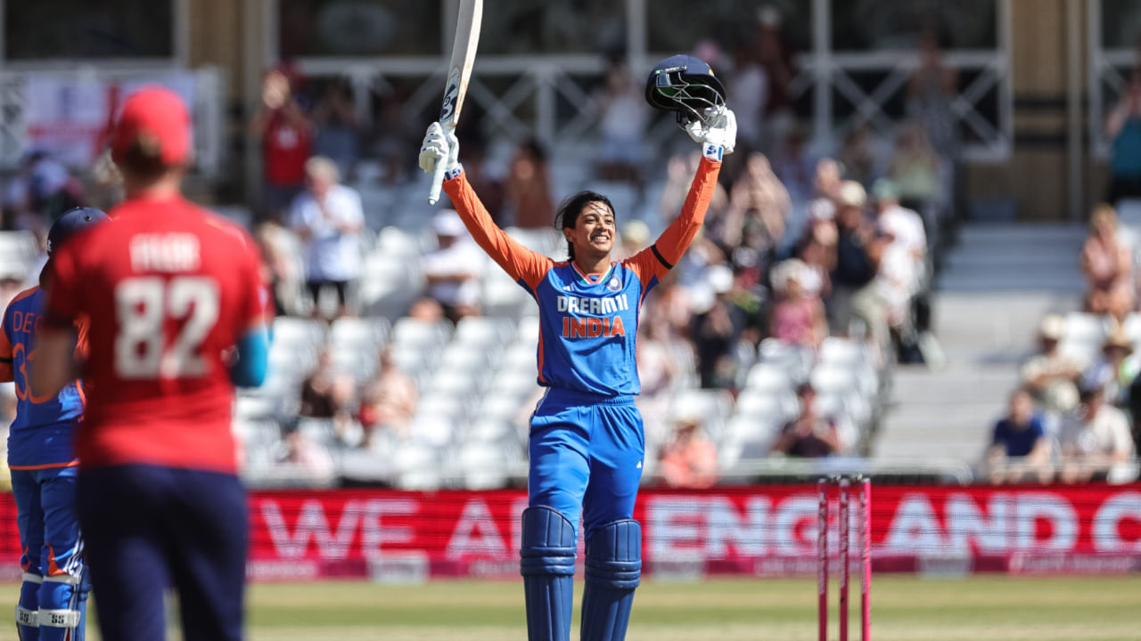 ಟ್ರೆಂಟ್ ಬ್ರಿಡ್ಜ್‌ನಲ್ಲಿ ಇಂಗ್ಲೆಂಡ್ ವಿರುದ್ಧ ನಡೆದ ಐದು ಪಂದ್ಯಗಳ ಟಿ20 ಸರಣಿಯ ಮೊದಲ ಪಂದ್ಯದಲ್ಲಿ ಸ್ಮೃತಿ ಮಂಧಾನ 15 ಬೌಂಡರಿ ಹಾಗೂ 3 ಸಿಕ್ಸರ್‌ಗಳ ಸಹಿತ 112 ರನ್‌ಗಳ ಬಿರುಗಾಳಿಯ ಇನ್ನಿಂಗ್ಸ್ ಆಡಿದರು. ಈ ಮೂಲಕ ಭಾರತೀಯ ಮಹಿಳಾ ಟಿ20 ಕ್ರಿಕೆಟ್ ಇತಿಹಾಸದಲ್ಲಿ ಅತಿದೊಡ್ಡ ಇನ್ನಿಂಗ್ಸ್ ಆಡಿದ ದಾಖಲೆಯನ್ನು ನಿರ್ಮಿಸಿದ್ದಾರೆ.