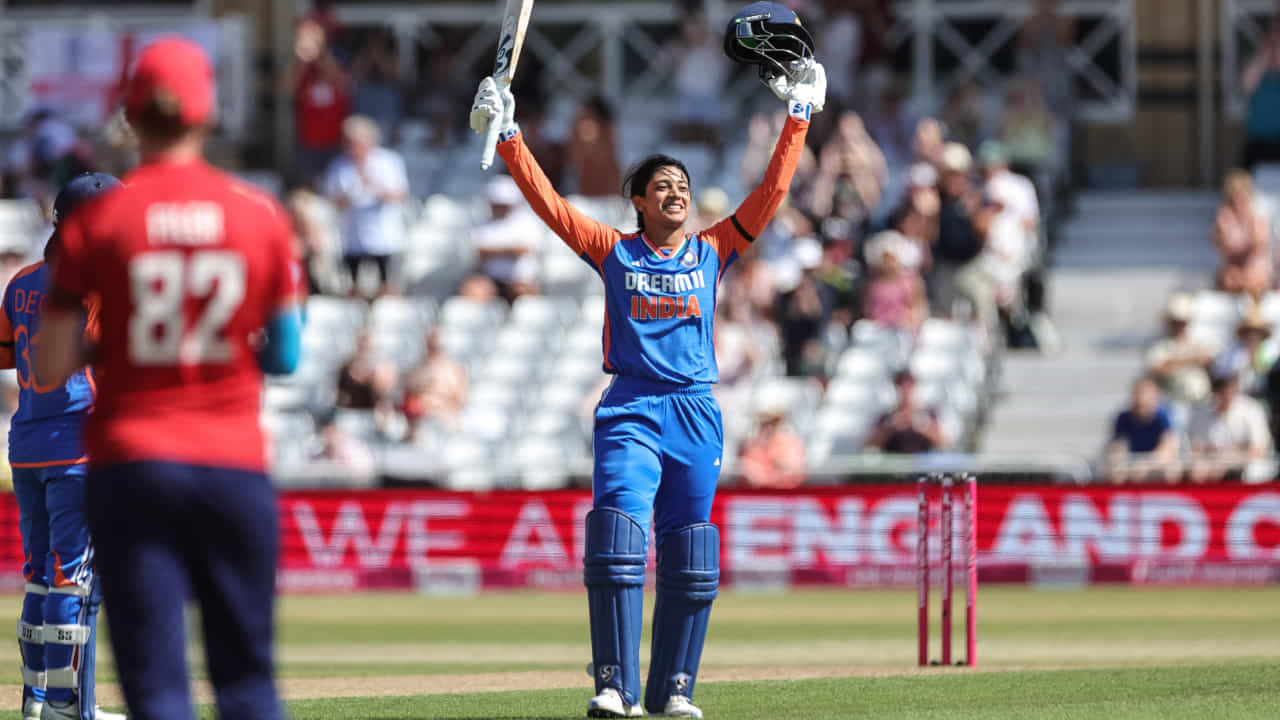 IND vs ENG: ಇಂಗ್ಲೆಂಡ್ ವಿರುದ್ಧದ ಟಿ20 ಪಂದ್ಯದಲ್ಲಿ ಸಿಡಿಲಬ್ಬರದ ಶತಕ ಸಿಡಿಸಿದ ಸ್ಮೃತಿ ಮಂಧಾನ IND vs ENG: ಇಂಗ್ಲೆಂಡ್ ವಿರುದ್ಧದ ಟಿ20 ಪಂದ್ಯದಲ್ಲಿ ಸಿಡಿಲಬ್ಬರದ ಶತಕ ಸಿಡಿಸಿದ ಸ್ಮೃತಿ ಮಂಧಾನ
