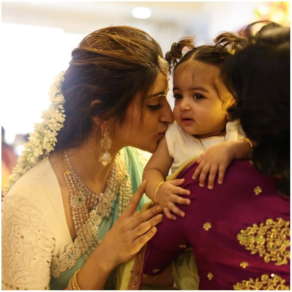 ನಟಿ ಶ್ರೀಲೀಲಾ ಅವರು ಇತ್ತೀಚೆಗೆ ಸಖತ್ ಸುದ್ದಿಯಲ್ಲಿ ಇದ್ದಾರೆ. ಬಾಲಿವುಡ್​ನಿಂದಲೂ ಅವರಿಗೆ ಭರ್ಜರಿ ಆಫರ್​ಗಳು ಬರುತ್ತಿವೆ. ಹೀಗಿರುವಾಗಲೇ ಶ್ರೀಲೀಲಾ ಸೋಶಿಯಲ್ ಮೀಡಿಯಾದಲ್ಲಿ ಒಂದಷ್ಟು ಫೋಟೋಗಳನ್ನು ಹಂಚಿಕೊಂಡಿದ್ದಾರೆ. ಈ ಫೋಟೋಗಳು ಸಾಕಷ್ಟು ಗಮನ ಸೆಳೆದಿವೆ. ಅವರು ತುಲಾಭಾರ ಮಾಡಿಸಿದ್ದಾರೆ.