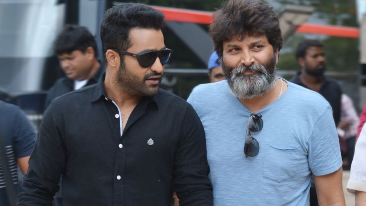 ಜೂ ಎನ್ಟಿಆರ್ ಕೈಹಿಡಿದ ತ್ರಿವಿಕ್ರಮ್, ಕತೆ ಸಾಮಾನ್ಯದ್ದಲ್ಲ ಜೂ ಎನ್ಟಿಆರ್ ಕೈಹಿಡಿದ ತ್ರಿವಿಕ್ರಮ್, ಕತೆ ಸಾಮಾನ್ಯದ್ದಲ್ಲ