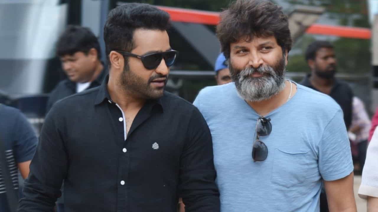 ಜೂ ಎನ್ಟಿಆರ್ ಕೈಹಿಡಿದ ತ್ರಿವಿಕ್ರಮ್, ಕತೆ ಸಾಮಾನ್ಯದ್ದಲ್ಲ ಜೂ ಎನ್ಟಿಆರ್ ಕೈಹಿಡಿದ ತ್ರಿವಿಕ್ರಮ್, ಕತೆ ಸಾಮಾನ್ಯದ್ದಲ್ಲ