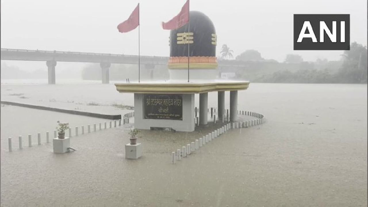 Gujarat Flood: ಗುಜರಾತ್​​ನಲ್ಲಿ ಭಾರೀ ಪ್ರವಾಹ; ನದಿಯಲ್ಲಿ ಭಾಗಶಃ ಮುಳುಗಿದ ತಡಕೇಶ್ವರ ಮಹಾದೇವ ದೇವಾಲಯ
