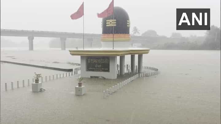 Gujarat Flood: ಗುಜರಾತ್ನಲ್ಲಿ ಭಾರೀ ಪ್ರವಾಹ; ನದಿಯಲ್ಲಿ ಭಾಗಶಃ ಮುಳುಗಿದ ತಡಕೇಶ್ವರ ಮಹಾದೇವ ದೇವಾಲಯ Gujarat Flood: ಗುಜರಾತ್ನಲ್ಲಿ ಭಾರೀ ಪ್ರವಾಹ; ನದಿಯಲ್ಲಿ ಭಾಗಶಃ ಮುಳುಗಿದ ತಡಕೇಶ್ವರ ಮಹಾದೇವ ದೇವಾಲಯ