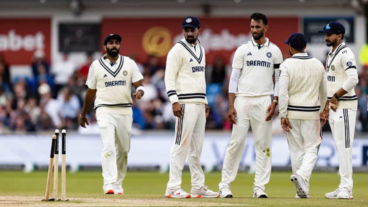 India vs England 1st Test: ಇಂಗ್ಲೆಂಡ್ ವಿರುದ್ಧದ ಮೊದಲ ಟೆಸ್ಟ್ ಪಂದ್ಯದಲ್ಲಿ ಭಾರತ ತಂಡ ಸೋಲನುಭವಿಸಿದೆ. ಅಗ್ರ ಕ್ರಮಾಂಕದ ಬ್ಯಾಟರ್ಗಳ ಭರ್ಜರಿ ಬ್ಯಾಟಿಂಗ್ ಪ್ರದರ್ಶನ ಹೊರತಾಗಿಯೂ ಈ ಪಂದ್ಯದಲ್ಲಿ ಗೆಲುವು ಟೀಮ್ ಇಂಡಿಯಾಗೆ ದಕ್ಕಲಿಲ್ಲ. ಇದಕ್ಕೆ ಒಂದು ಕಾರಣ ಮಧ್ಯಮ ಕ್ರಮಾಂಕದ ಬ್ಯಾಟರ್ಗಳ ವೈಫಲ್ಯ.