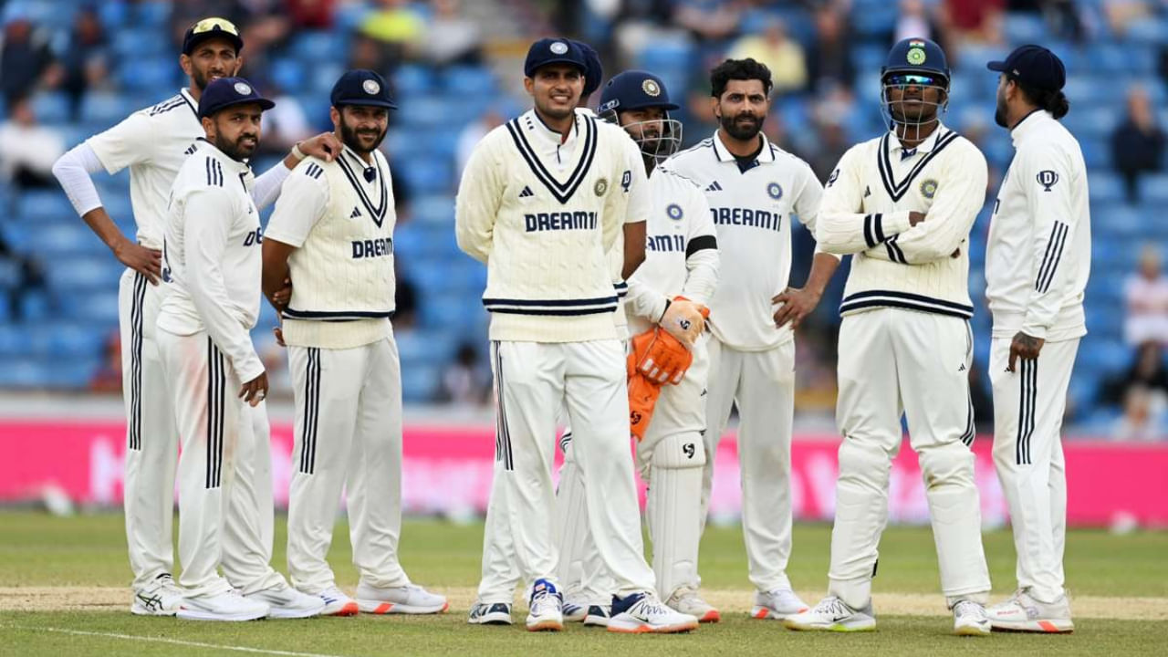 ಇದೀಗ ಹೆಡಿಂಗ್ಲೆ ಮೈದಾನದಲ್ಲಿ 77 ವರ್ಷಗಳ ಬಳಿಕ ಇಂಗ್ಲೆಂಡ್ ತಂಡವು ಐತಿಹಾಸಿಕ ಗೆಲುವು ದಾಖಲಿಸಿದೆ. ಈ ಮೈದಾನದಲ್ಲಿ 1948 ರಲ್ಲಿ ಆಸ್ಟ್ರೇಲಿಯಾ 404 ರನ್ ಚೇಸ್ ಮಾಡಿದ್ದು ಈವರೆಗಿನ ದಾಖಲೆಯಾಗಿತ್ತು. ಆ ಬಳಿಕ ಯಾವುದೇ ತಂಡ 370+ ಸ್ಕೋರ್ ಬೆನ್ನತ್ತಿ ಗೆದ್ದಿರಲಿಲ್ಲ. ಆದರೆ ಈ ಬಾರಿ ಟೀಮ್ ಇಂಡಿಯಾ ನೀಡಿದ 371 ರನ್ಗಳ ಗುರಿಯನ್ನು 82 ಓವರ್ಗಳಲ್ಲಿ ಬೆನ್ನತ್ತಿ ಇಂಗ್ಲೆಂಡ್ ಅಮೋಘ ಗೆಲುವು ದಾಖಲಿಸಿದೆ.