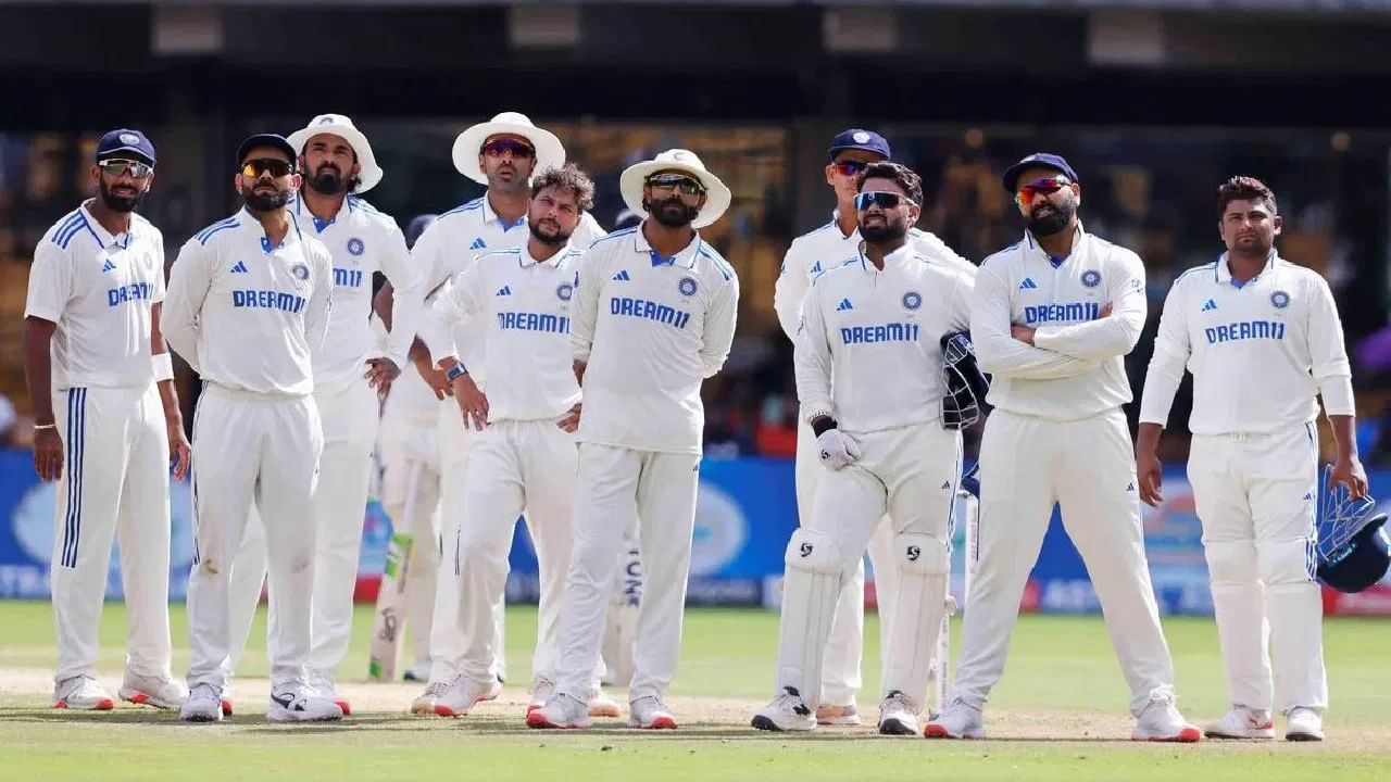 ಇನ್ನು ಬಾರ್ಡರ್-ಗವಾಸ್ಕರ್ ಟೆಸ್ಟ್ ಸರಣಿಯಲ್ಲಿ ಟೀಮ್ ಇಂಡಿಯಾ 10 ವರ್ಷಗಳಿಂದ ಪಾರುಪತ್ಯ ಮರೆದಿತ್ತು. ಆದರೆ ಈ ಬಾರಿ ಗಂಭೀರ್ ಮುಂದಾಳತ್ವದಲ್ಲಿ ಆಸೀಸ್ ಪ್ರವಾಸ ಮಾಡಿದ್ದ ಟೀಮ್ ಇಂಡಿಯಾ 3-1 ಅಂತರದಿಂದ ಹೀನಾಯವಾಗಿ ಸೋಲೊಪ್ಪಿಕೊಂಡಿದೆ. ಈ ಮೂಲಕ ದಶಕದ ಗೆಲುವಿನ ನಾಗಾಲೋಟವನ್ನು ಸಹ ಅಂತ್ಯಗೊಳಿಸಿದೆ.
