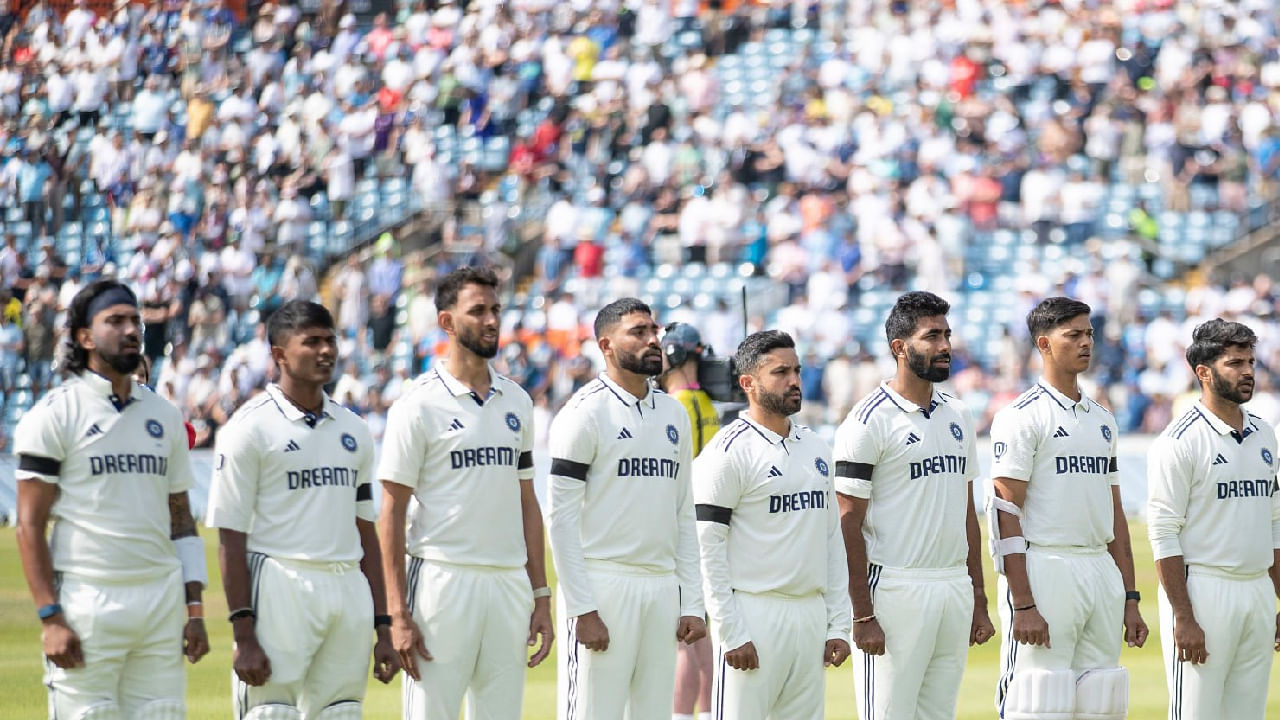 ಇತ್ತ ದ್ವಿತೀಯ ಇನಿಂಗ್ಸ್ ನಲ್ಲಿ 371 ರನ್​ಗಳ ಗುರಿ ಪಡೆದ ಇಂಗ್ಲೆಂಡ್ ಪರ ಬೆನ್ ಡಕೆಟ್ ಭರ್ಜರಿ 149 ರನ್ ಬಾರಿಸಿದರು. ಯಶಸ್ವಿ ಜೈಸ್ವಾಲ್ ಕೈ ಚೆಲ್ಲಿದ ಕ್ಯಾಚ್ ನ ಸಂಪೂರ್ಣ ಲಾಭ ಪಡೆದ ಡಕೆಟ್ ಬೃಹತ್ ಮೊತ್ತ ಪೇರಿಸಿದ್ದರು. ಅಂದರೆ ಈ ಪಂದ್ಯದಲ್ಲಿ ಟೀಮ್ ಇಂಡಿಯಾ ಫೀಲ್ಡರ್​ಗಳು ಒಟ್ಟು 6 ಕ್ಯಾಚ್ ಬಿಟ್ಟಿದ್ದು ಹಾಗೂ ಮಧ್ಯಮ ಕ್ರಮಾಂಕದ ಬ್ಯಾಟರ್ ಗಳು ಕೇವಲ 65 ರನ್ ಗಳಿಸಿದ್ದು ಭಾರತದ ಸೋಲಿಗೆ ಪ್ರಮುಖ ಕಾರಣವಾಯಿತು.
