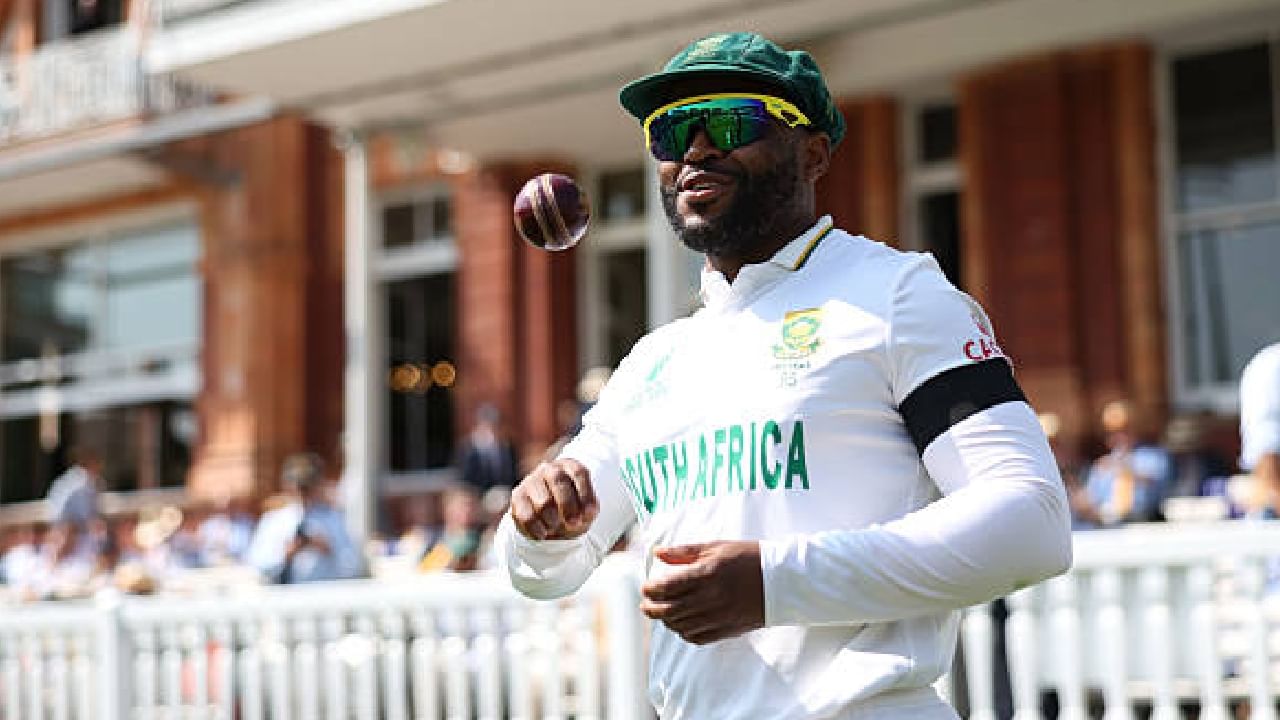 ಅಂದರೆ ಟೆಂಬಾ ಬವುಮಾ ಮುನ್ನಡೆಸಿರುವ 10 ಟೆಸ್ಟ್​ ಪಂದ್ಯಗಳಲ್ಲಿ ಸೌತ್ ಆಫ್ರಿಕಾ ತಂಡವು ಒಂದೇ ಒಂದು ಸೋಲು ಕಂಡಿಲ್ಲ. ಈ ಮೂಲಕ ಟೆಸ್ಟ್ ಕ್ರಿಕೆಟ್ ಇತಿಹಾಸದಲ್ಲೇ ಮೊದಲ ಹತ್ತು ಪಂದ್ಯಗಳಲ್ಲಿ ಸೋಲು ಕಾಣದ ಮೊದಲ ನಾಯಕನೆಂಬ ವಿಶ್ವ ದಾಖಲೆಯನ್ನು ಟೆಂಬಾ ಬವುಮಾ ತಮ್ಮದಾಗಿಸಿಕೊಂಡಿದ್ದಾರೆ.