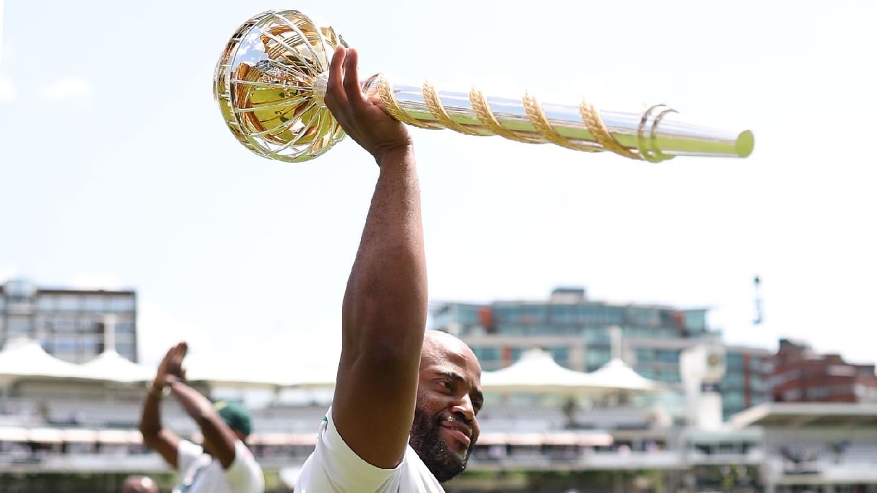 ಹಾಗೆಯೇ ವಿಶ್ವ ಟೆಸ್ಟ್ ಚಾಂಪಿಯನ್​ಶಿಪ್ ಸರಣಿಯಲ್ಲಿ ಸೋಲು ಕಾಣದೇ ತಂಡಕ್ಕೆ ಚಾಂಪಿಯನ್ ಪಟ್ಟ ತಂದುಕೊಟ್ಟ ವಿಶ್ವದ ಮೊದಲ ಕ್ಯಾಪ್ಟನ್ ಎಂಬ ಹೆಗ್ಗಳಿಕೆಗೂ ಟೆಂಬಾ ಬವುಮಾ ಪಾತ್ರರಾಗಿದ್ದಾರೆ. ಈ ಮೂಲಕ ಟೆಸ್ಟ್ ಕ್ರಿಕೆಟ್​ನಲ್ಲಿ ಯಾರಿಂದಲೂ ಸಾಧ್ಯವಾಗದಂತಹ ದಾಖಲೆಗಳನ್ನು ನಿರ್ಮಿಸುವ ಮೂಲಕ ಬವುಮಾ ಕ್ರಿಕೆಟ್​ ಅಂಗಳದಲ್ಲಿ ಹೊಸ ಸಂಚಲನ ಸೃಷ್ಟಿಸಿದ್ದಾರೆ.