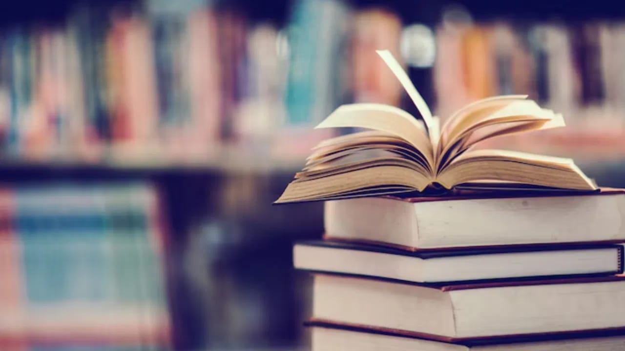 ಶಾಲೆ ಆರಂಭವಾಗಿ ವಾರ ಕಳೆದರೂ ವಿದ್ಯಾರ್ಥಿಗಳ ಕೈಸೇರಿಲ್ಲ ಪಠ್ಯ ಪುಸ್ತಕ: ಶಿಕ್ಷಣ ಇಲಾಖೆ ವಿರುದ್ಧ ಆಕ್ರೋಶ ಶಾಲೆ ಆರಂಭವಾಗಿ ವಾರ ಕಳೆದರೂ ವಿದ್ಯಾರ್ಥಿಗಳ ಕೈಸೇರಿಲ್ಲ ಪಠ್ಯ ಪುಸ್ತಕ: ಶಿಕ್ಷಣ ಇಲಾಖೆ ವಿರುದ್ಧ ಆಕ್ರೋಶ