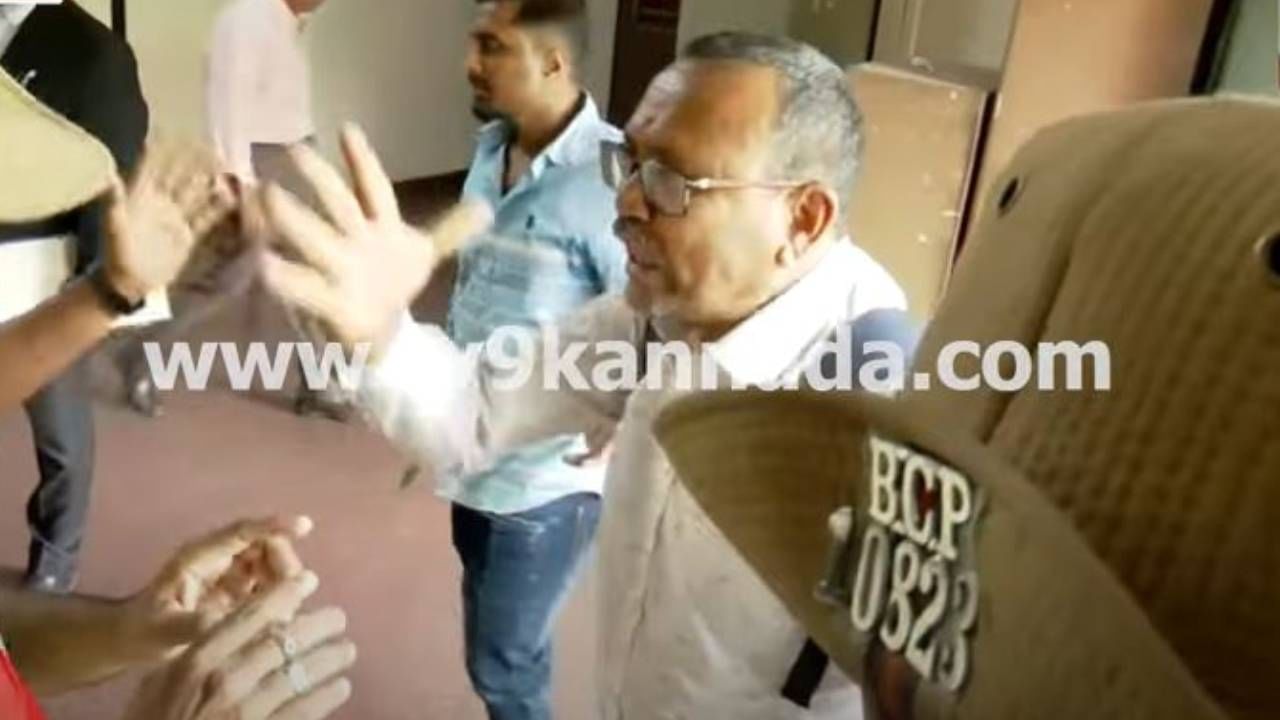 ಬೆಂಗಳೂರು ಜಿಲ್ಲಾಧಿಕಾರಿ ಕಚೇರಿಯಲ್ಲಿ ಐಎಎಸ್ ಅಧಿಕಾರಿಯೊಬ್ಬರು ಒದೆಯಲು ಬಂದರು ಎಂದು ಕಿರುಚಾಡಿದ ವ್ಯಕ್ತಿ