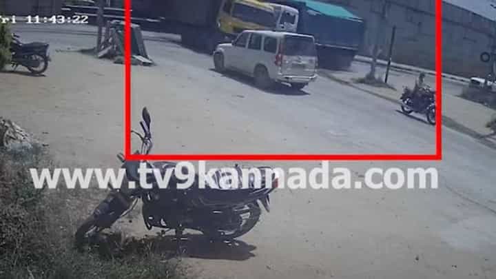 ಶ್ರೀರಂಗಪಟ್ಟಣ ಬಳಿ ಎರಡು ಟಿಪ್ಪರ್ಗಳ ನಡುವೆ ಢಿಕ್ಕಿ, ಅದೃಷ್ಟವಶಾತ್ ಯಾವುದೇ ಪ್ರಾಣಹಾನಿ ಇಲ್ಲ ಶ್ರೀರಂಗಪಟ್ಟಣ ಬಳಿ ಎರಡು ಟಿಪ್ಪರ್ಗಳ ನಡುವೆ ಢಿಕ್ಕಿ, ಅದೃಷ್ಟವಶಾತ್ ಯಾವುದೇ ಪ್ರಾಣಹಾನಿ ಇಲ್ಲ