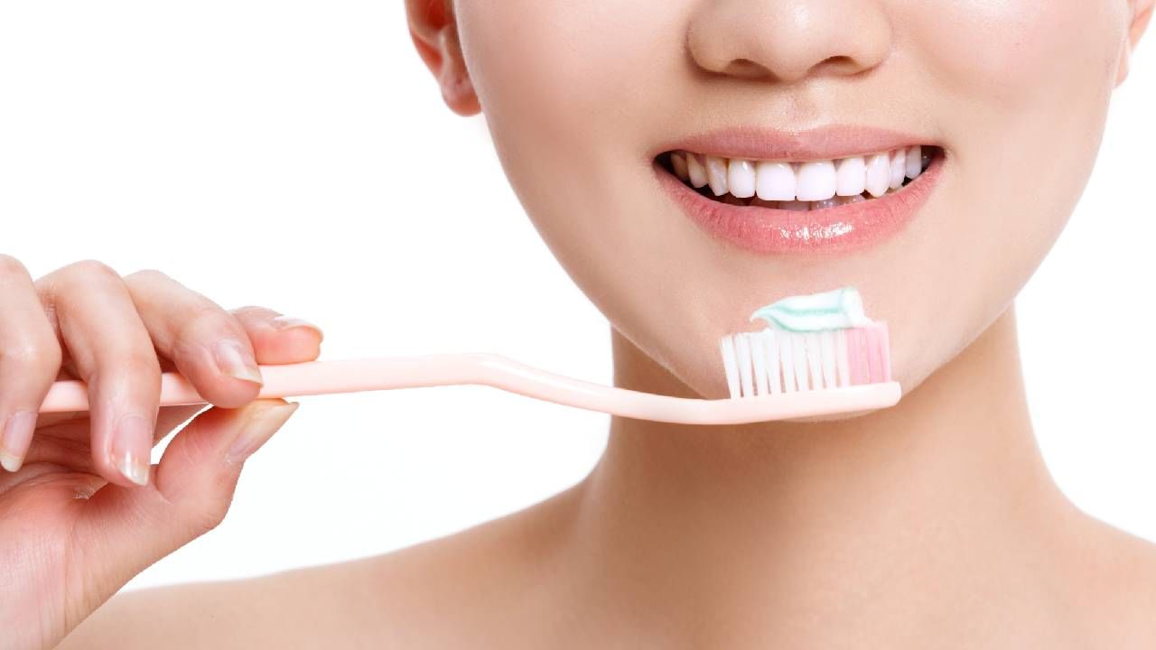 Oral Health: ಹಲ್ಲುಜ್ಜುವ ಬ್ರಷನ್ನು ಎಷ್ಟು ಸಮಯಕ್ಕೊಮ್ಮೆ ಬದಲಾಯಿಸಬೇಕು ಗೊತ್ತಾ? Oral Health: ಹಲ್ಲುಜ್ಜುವ ಬ್ರಷನ್ನು ಎಷ್ಟು ಸಮಯಕ್ಕೊಮ್ಮೆ ಬದಲಾಯಿಸಬೇಕು ಗೊತ್ತಾ?