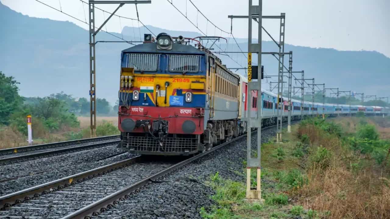 Bengaluru Bidar Specail Train: ಬೆಂಗಳೂರು ಬೀದರ್ ಮಧ್ಯೆ ವಿಶೇಷ ರೈಲು; ಇಲ್ಲಿದೆ ವೇಳಾಪಟ್ಟಿ, ನಿಲುಗಡೆ ವಿವರ Bengaluru Bidar Specail Train: ಬೆಂಗಳೂರು ಬೀದರ್ ಮಧ್ಯೆ ವಿಶೇಷ ರೈಲು; ಇಲ್ಲಿದೆ ವೇಳಾಪಟ್ಟಿ, ನಿಲುಗಡೆ ವಿವರ