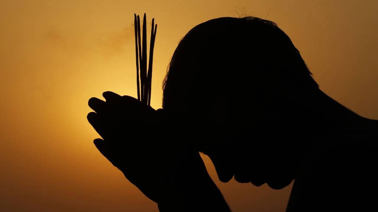 Daily Devotional: ನಿಜವಾದ ಭಕ್ತನಲ್ಲಿ ಇರಬೇಕಾದ ಮೂರು ಮುಖ್ಯ ಗುಣಗಳಿವು Daily Devotional: ನಿಜವಾದ ಭಕ್ತನಲ್ಲಿ ಇರಬೇಕಾದ ಮೂರು ಮುಖ್ಯ ಗುಣಗಳಿವು