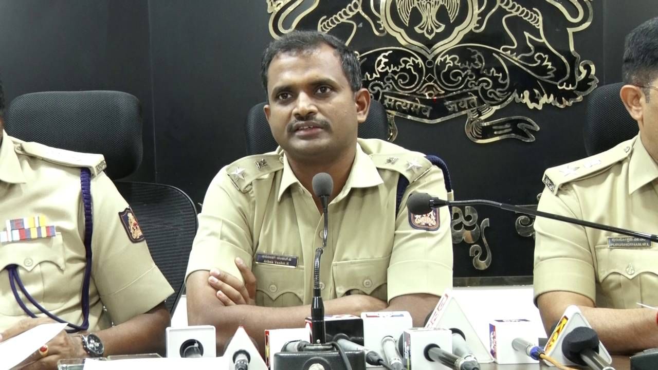 ಪೊಲೀಸರ ಜಾಗೃತಿಗೂ ಮೀರಿದ ಸೈಬರ್ ವಂಚಕರ ಗಾಳ: ತುಮಕೂರಿನಲ್ಲಿ 6 ತಿಂಗಳಲ್ಲಿ 10 ಕೋಟಿ ರೂ. ವಂಚನೆ ಪೊಲೀಸರ ಜಾಗೃತಿಗೂ ಮೀರಿದ ಸೈಬರ್ ವಂಚಕರ ಗಾಳ: ತುಮಕೂರಿನಲ್ಲಿ 6 ತಿಂಗಳಲ್ಲಿ 10 ಕೋಟಿ ರೂ. ವಂಚನೆ