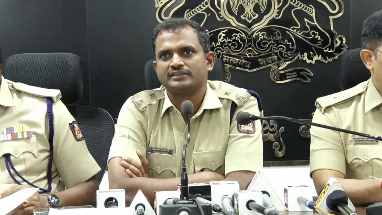 ಪೊಲೀಸರ ಜಾಗೃತಿಗೂ ಮೀರಿದ ಸೈಬರ್ ವಂಚಕರ ಗಾಳ: ತುಮಕೂರಿನಲ್ಲಿ 6 ತಿಂಗಳಲ್ಲಿ 10 ಕೋಟಿ ರೂ. ವಂಚನೆ ಪೊಲೀಸರ ಜಾಗೃತಿಗೂ ಮೀರಿದ ಸೈಬರ್ ವಂಚಕರ ಗಾಳ: ತುಮಕೂರಿನಲ್ಲಿ 6 ತಿಂಗಳಲ್ಲಿ 10 ಕೋಟಿ ರೂ. ವಂಚನೆ