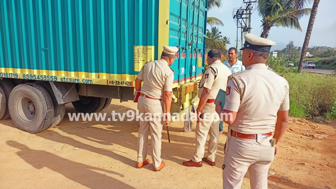 Tumkur Accident: ತುಮಕೂರು ಹಿರೇಹಳ್ಳಿ ಬಳಿ ಭೀಕರ ಅಪಘಾತ, ಕಂಟೇನರ್ ಲಾರಿಗೆ ಬೈಕ್ ಡಿಕ್ಕಿಯಾಗಿ ಮೂವರು ಸಾವು Tumkur Accident: ತುಮಕೂರು ಹಿರೇಹಳ್ಳಿ ಬಳಿ ಭೀಕರ ಅಪಘಾತ, ಕಂಟೇನರ್ ಲಾರಿಗೆ ಬೈಕ್ ಡಿಕ್ಕಿಯಾಗಿ ಮೂವರು ಸಾವು