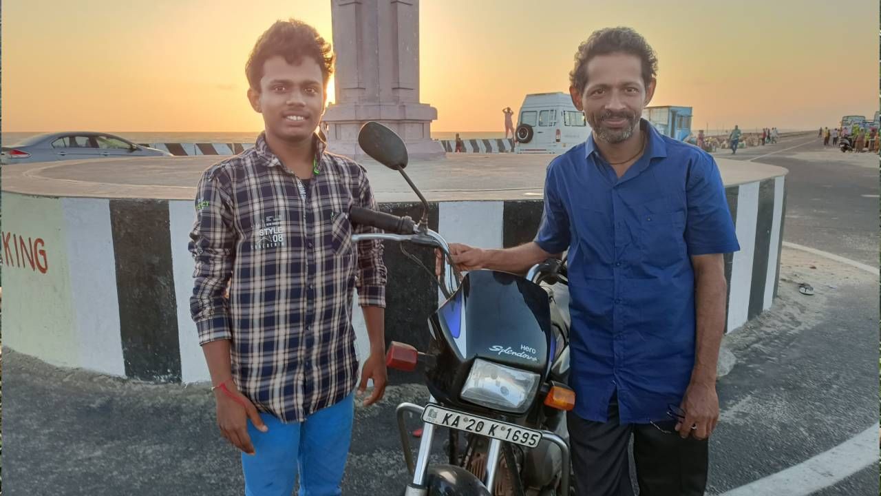 ಉಡುಪಿಯ ಕಾಪು ತಾಲೂಕಿನ ಶಿರ್ವ ನಿವಾಸಿ ಪ್ರಜ್ವಲ್ ಶೆಣೈ ಅವರು 25 ವರ್ಷದ ಹಳೆಯ ಬೈಕ್​ನಲ್ಲಿ ಅಪ್ಪನನ್ನು ಕೂರಿಸಿಕೊಂಡು ದೇಶಾದ್ಯಂತ 50 ಸಾವಿರ ಕಿಮೀ ಸುತ್ತಾಡಿದ್ದಾರೆ. ಹೀರೋ ಹೋಂಡಾ ಸ್ಪ್ಲೆಂಡರ್ ಬೈಕ್‌ನಲ್ಲಿ ಸುಮಾರು 17,982 ಅಡಿ ಎತ್ತರವಿರುವ ವಿಶ್ವದ ಎರಡನೇ ಅತೀ ಎತ್ತರದ ಪ್ರದೇಶವಾದ ಜಮ್ಮು ಕಾಶ್ಮೀರದ ಖರ್ದುಂಗ್ಲಾದಲ್ಲಿ ಕನ್ನಡ ಬಾವುಟ ಹಾರಿಸಿ ಕನ್ನಡಾಭಿಮಾನ ಮೆರೆದಿದ್ದ ಇವರಿಗೆ ಹೀರೋ ಕಂಪನಿ ಭರ್ಜರಿ ಗಿಫ್ಟ್ ನೀಡಿದೆ.