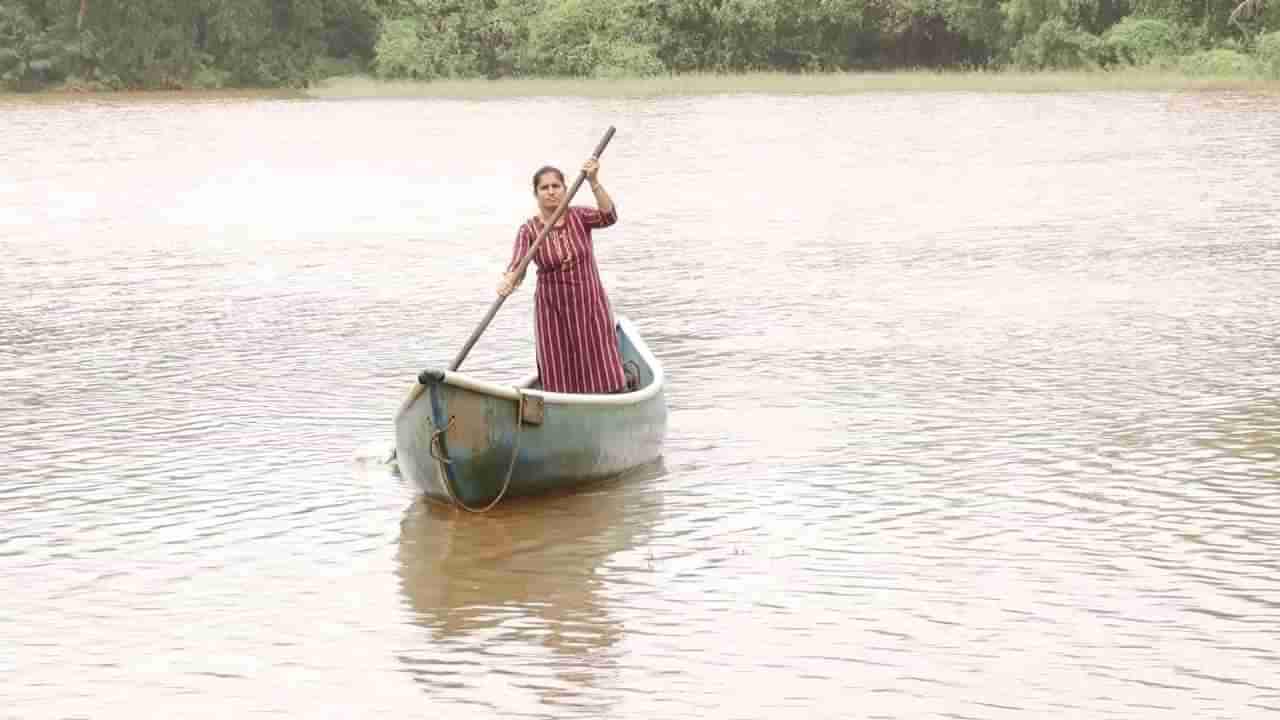 ಉಕ್ಕಿ ಹರಿಯುವ ನದಿಯಲ್ಲಿ ದೋಣಿ ನಡೆಸುವ ದಿಟ್ಟ ಮಹಿಳೆ: ಶಾಲಾ ಮಕ್ಕಳಿಗೆ ಇವರೇ ನಾವಿಕೆ