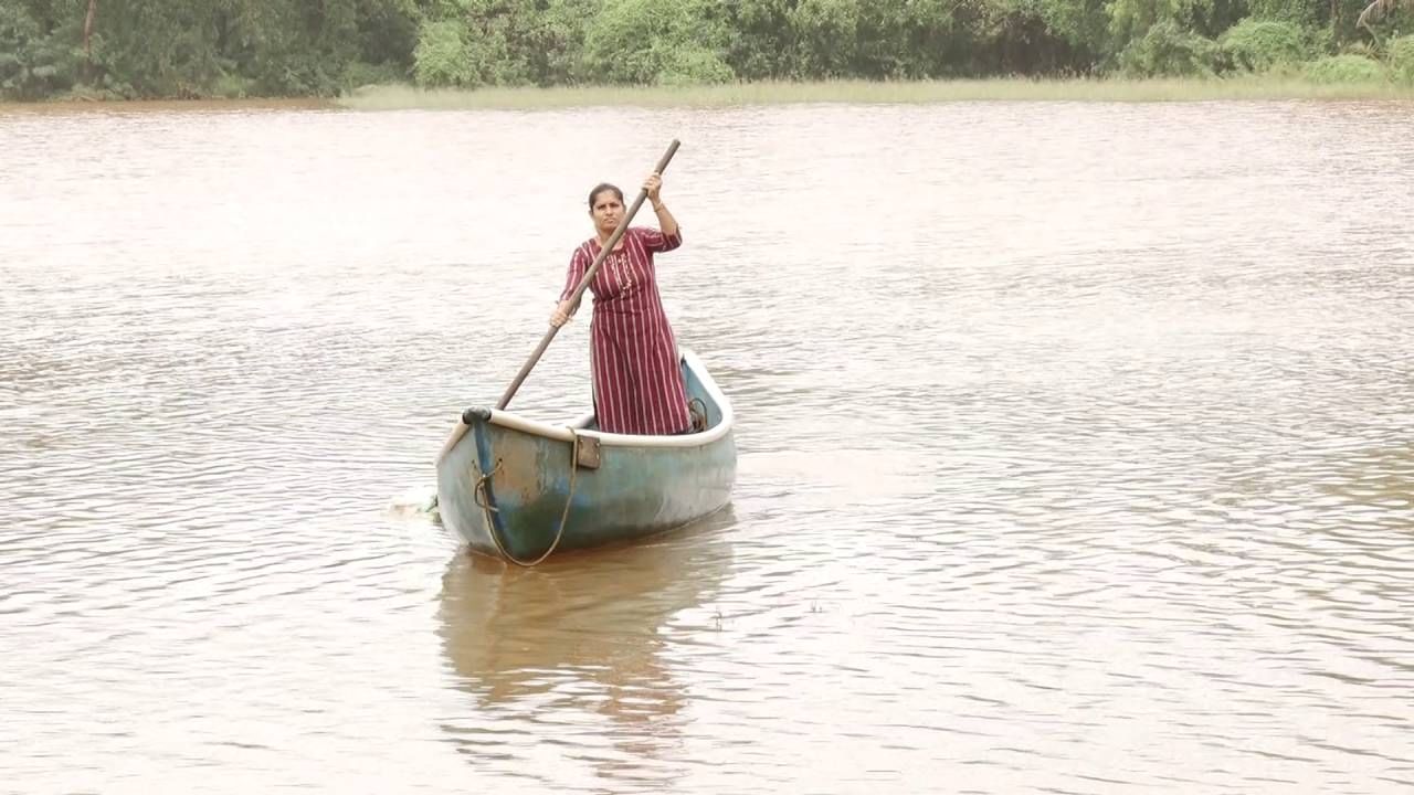 ಉಕ್ಕಿ ಹರಿಯುವ ನದಿಯಲ್ಲಿ ದೋಣಿ ನಡೆಸುವ ದಿಟ್ಟ ಮಹಿಳೆ: ಶಾಲಾ ಮಕ್ಕಳಿಗೆ ಇವರೇ ನಾವಿಕೆ
