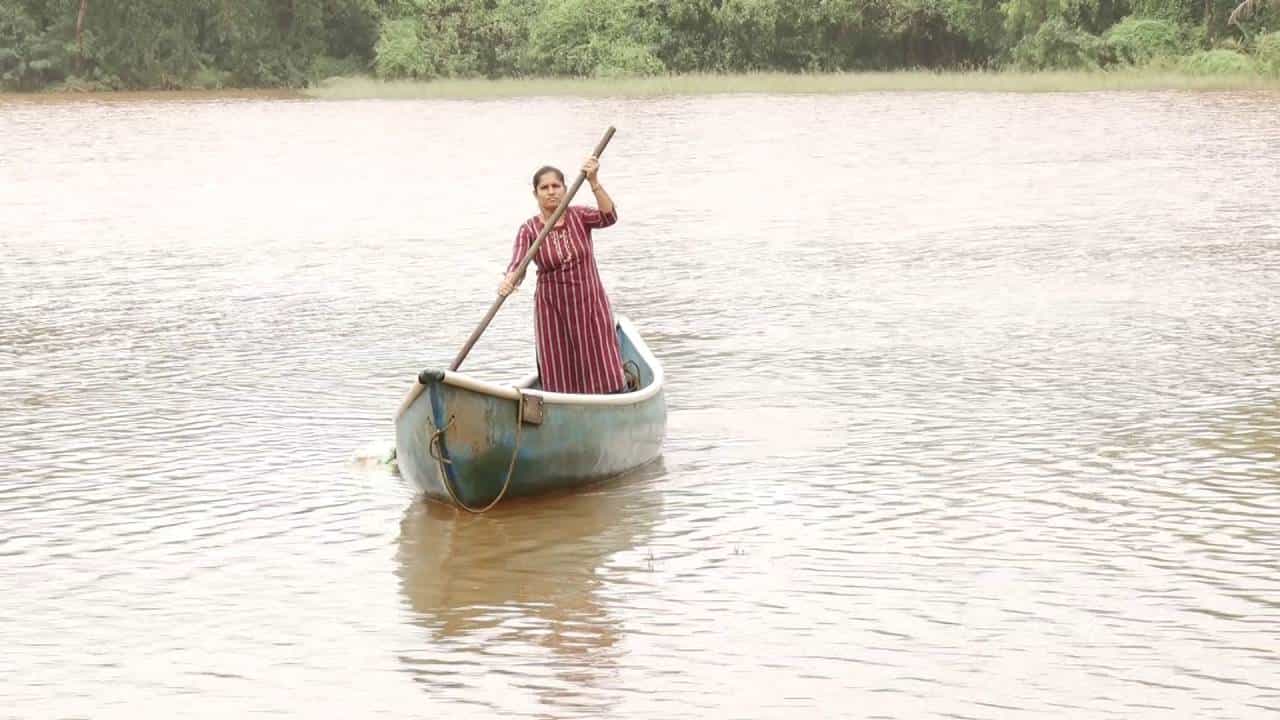 ಉಕ್ಕಿ ಹರಿಯುವ ನದಿಯಲ್ಲಿ ದೋಣಿ ನಡೆಸುವ ದಿಟ್ಟ ಮಹಿಳೆ: ಶಾಲಾ ಮಕ್ಕಳಿಗೆ ಇವರೇ ನಾವಿಕೆ ಉಕ್ಕಿ ಹರಿಯುವ ನದಿಯಲ್ಲಿ ದೋಣಿ ನಡೆಸುವ ದಿಟ್ಟ ಮಹಿಳೆ: ಶಾಲಾ ಮಕ್ಕಳಿಗೆ ಇವರೇ ನಾವಿಕೆ