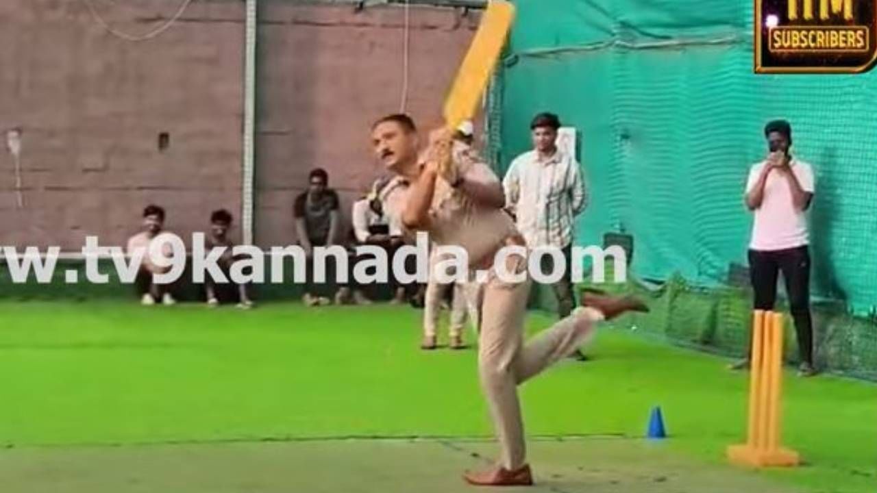 ರಾಯಚೂರು: ಮೊಹಮ್ಮದ್ ಅಜರುದ್ದೀನ್ ಬರೋದು ತಡವಾಯ್ತು, ಕೈಯಲ್ಲಿ ಬ್ಯಾಟು-ಬಾಲು ಹಿಡಿದ ಪೊಲೀಸರು