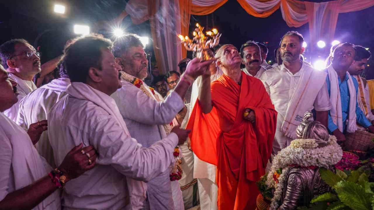ಎರಡನೇ ದಿನವೂ ಅದ್ದೂರಿಯಾಗಿ ಜರುಗಿದ ಬೆಂಗಳೂರಿನ ಐತಿಹಾಸಿಕ ಬಂಡಿದೇವರ ಉತ್ಸವ: ಡಿಕೆ ಶಿವಕುಮಾರ್ ಭಾಗಿ ಎರಡನೇ ದಿನವೂ ಅದ್ದೂರಿಯಾಗಿ ಜರುಗಿದ ಬೆಂಗಳೂರಿನ ಐತಿಹಾಸಿಕ ಬಂಡಿದೇವರ ಉತ್ಸವ: ಡಿಕೆ ಶಿವಕುಮಾರ್ ಭಾಗಿ