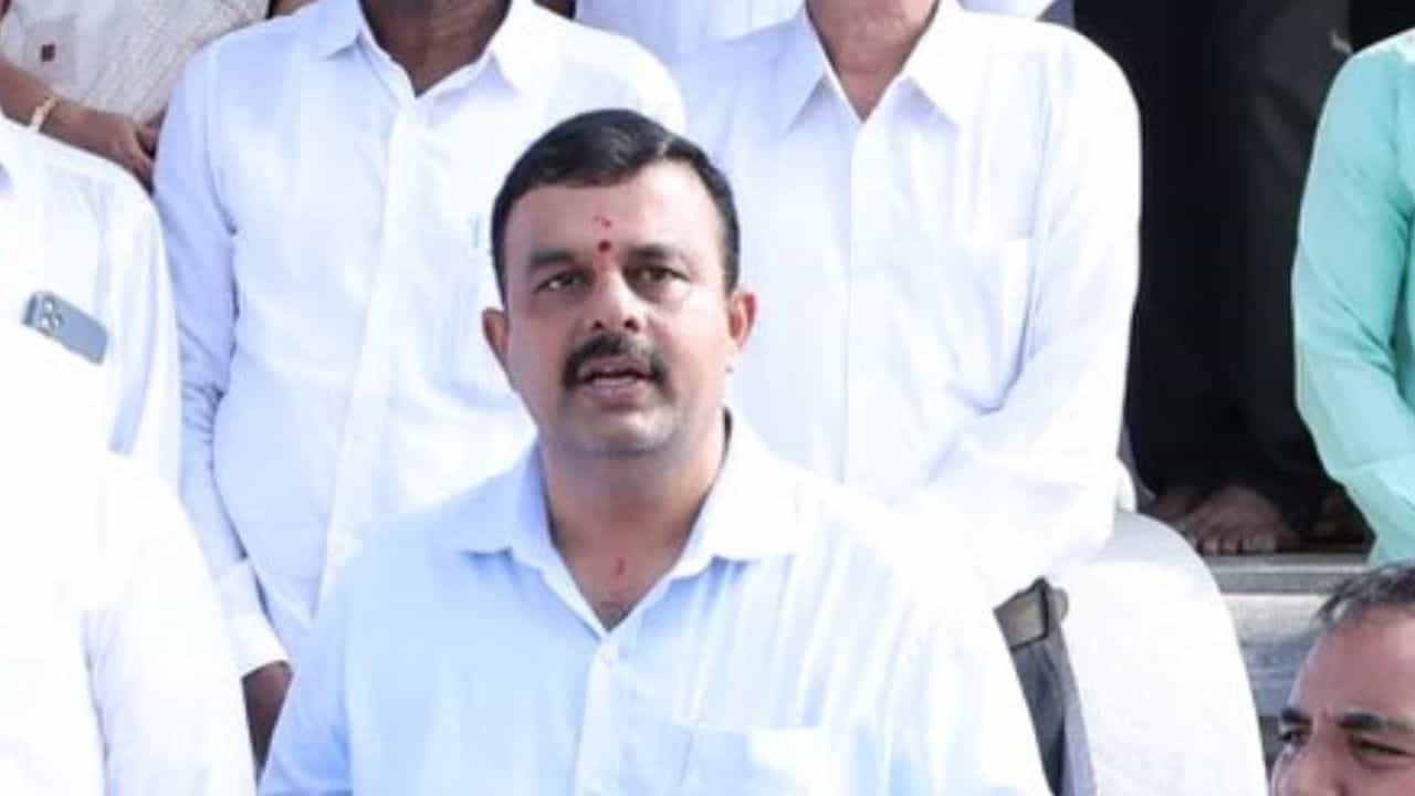 ತಲವಾರು, ಕತ್ತಿ ಝಳಪಿಸಿ ಹತ್ಯೆಯ ಮಾತುಗಳನ್ನಾಡಿದವರ ಮೇಲೆ ಕ್ರಮ ಏಕಿಲ್ಲ: ಬಿಜೆಪಿ ಪ್ರಶ್ನೆ ತಲವಾರು, ಕತ್ತಿ ಝಳಪಿಸಿ ಹತ್ಯೆಯ ಮಾತುಗಳನ್ನಾಡಿದವರ ಮೇಲೆ ಕ್ರಮ ಏಕಿಲ್ಲ: ಬಿಜೆಪಿ ಪ್ರಶ್ನೆ