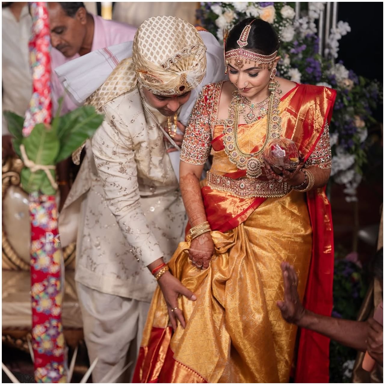 ವೈಷ್ಣವಿ ಗೌಡ ಅವರಿಗೆ ಮೊದಲಿನಿಂದಲೂ ಮದುವೆ ಪ್ರಪೋಸಲ್ ಬರುತ್ತಿದ್ದವು. ಆದರೆ ಯಾವುದನ್ನೂ ಅವರು ಒಪ್ಪಿಕೊಂಡಿರಲಿಲ್ಲ. ಅಂತಿಮವಾಗಿ ಉತ್ತರ ಭಾರತದ ಅನುಕೂಲ್ ಮಿಶ್ರಾ ಜೊತೆ ವೈಷ್ಣವಿ ಅವರು ದಾಂಪತ್ಯ ಜೀವನಕ್ಕೆ ಕಾಲಿಟ್ಟಿದ್ದಾರೆ.