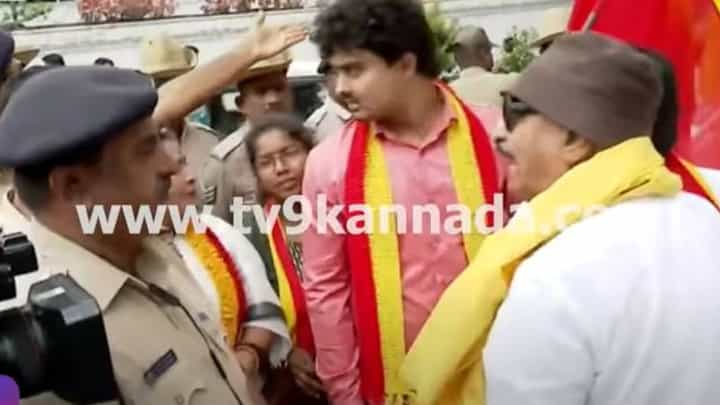 ರಾಜಭವನದ ರಸ್ತೆ ಬ್ಲಾಕ್ ಆಗುತ್ತೆ, ದಯವಿಟ್ಟು ಪಕ್ಕಕ್ಕೆ ಬನ್ನಿ ಸಾರ್ ಅಂತ ಪೊಲೀಸ್ ಗೋಗರೆದರೂ ಕೇಳದ ವಾಟಾಳ್ ನಾಗರಾಜ್ ರಾಜಭವನದ ರಸ್ತೆ ಬ್ಲಾಕ್ ಆಗುತ್ತೆ, ದಯವಿಟ್ಟು ಪಕ್ಕಕ್ಕೆ ಬನ್ನಿ ಸಾರ್ ಅಂತ ಪೊಲೀಸ್ ಗೋಗರೆದರೂ ಕೇಳದ ವಾಟಾಳ್ ನಾಗರಾಜ್
