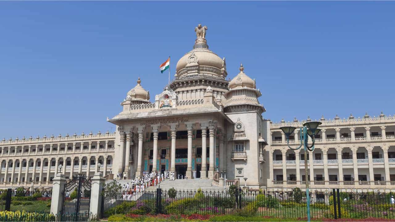 ವಿಧಾನಸೌಧ ಪ್ರವಾಸ ಇಂದಿನಿಂದ ಆರಂಭ: ಟಿಕೆಟ್ ಬುಕ್ಕಿಂಗ್ ಎಲ್ಲಿ ಮಾಡಬೇಕು, ದರ ಎಷ್ಟು? ಇಲ್ಲಿದೆ ವಿವರ ವಿಧಾನಸೌಧ ಪ್ರವಾಸ ಇಂದಿನಿಂದ ಆರಂಭ: ಟಿಕೆಟ್ ಬುಕ್ಕಿಂಗ್ ಎಲ್ಲಿ ಮಾಡಬೇಕು, ದರ ಎಷ್ಟು? ಇಲ್ಲಿದೆ ವಿವರ