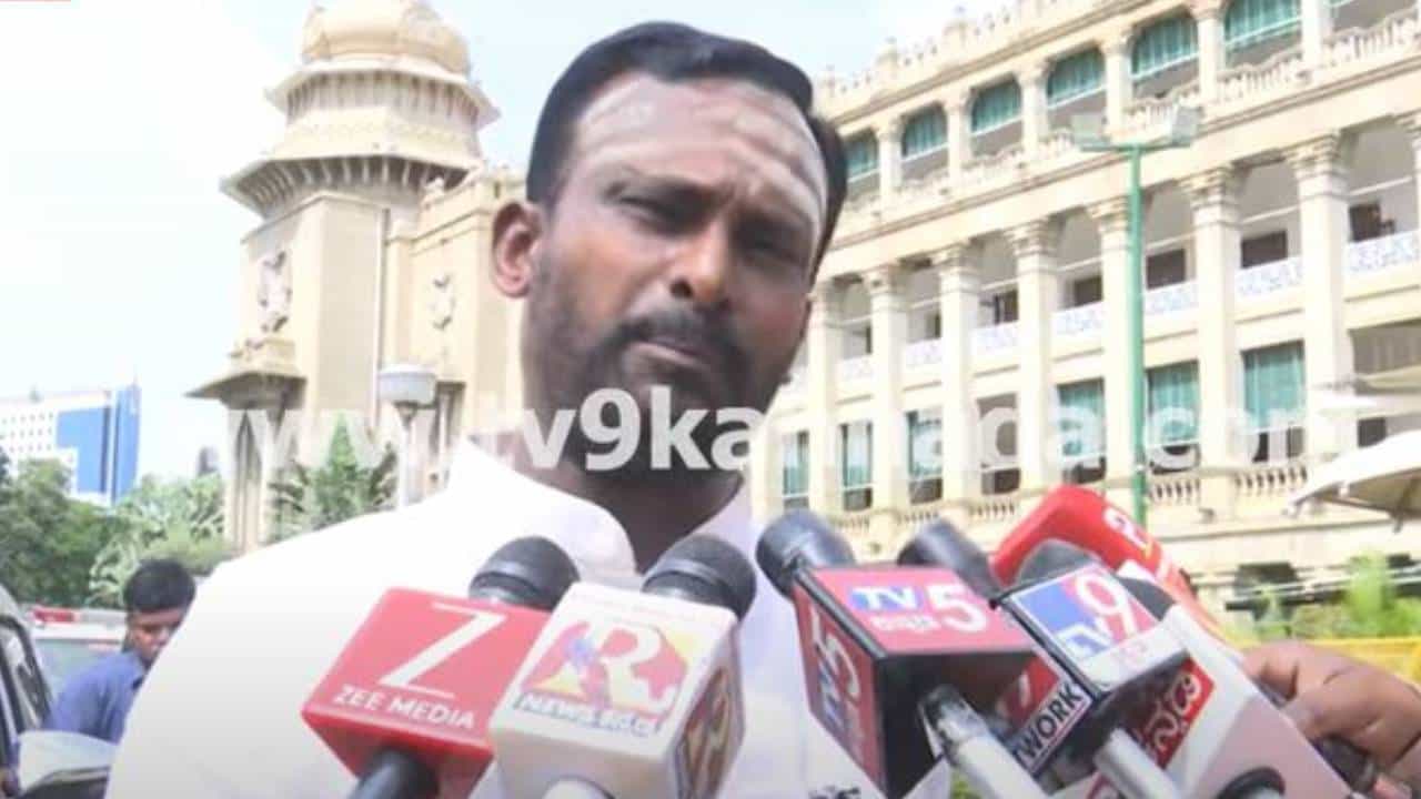 ರಾಜಣ್ಣರ ಸೆಪ್ಟಂಬರ್ ಕ್ರಾಂತಿ ಹೇಳಿಕೆ ವಿಷಯದಲ್ಲಿ ಪ್ರತಿಕ್ರಿಯೆ ನೀಡಲಾರೆ, ಅವರು ದೊಡ್ಡೋರು: ವಿಜಯಾನಂದ ಕಾಶಪ್ಪನವರ್ ರಾಜಣ್ಣರ ಸೆಪ್ಟಂಬರ್ ಕ್ರಾಂತಿ ಹೇಳಿಕೆ ವಿಷಯದಲ್ಲಿ ಪ್ರತಿಕ್ರಿಯೆ ನೀಡಲಾರೆ, ಅವರು ದೊಡ್ಡೋರು: ವಿಜಯಾನಂದ ಕಾಶಪ್ಪನವರ್