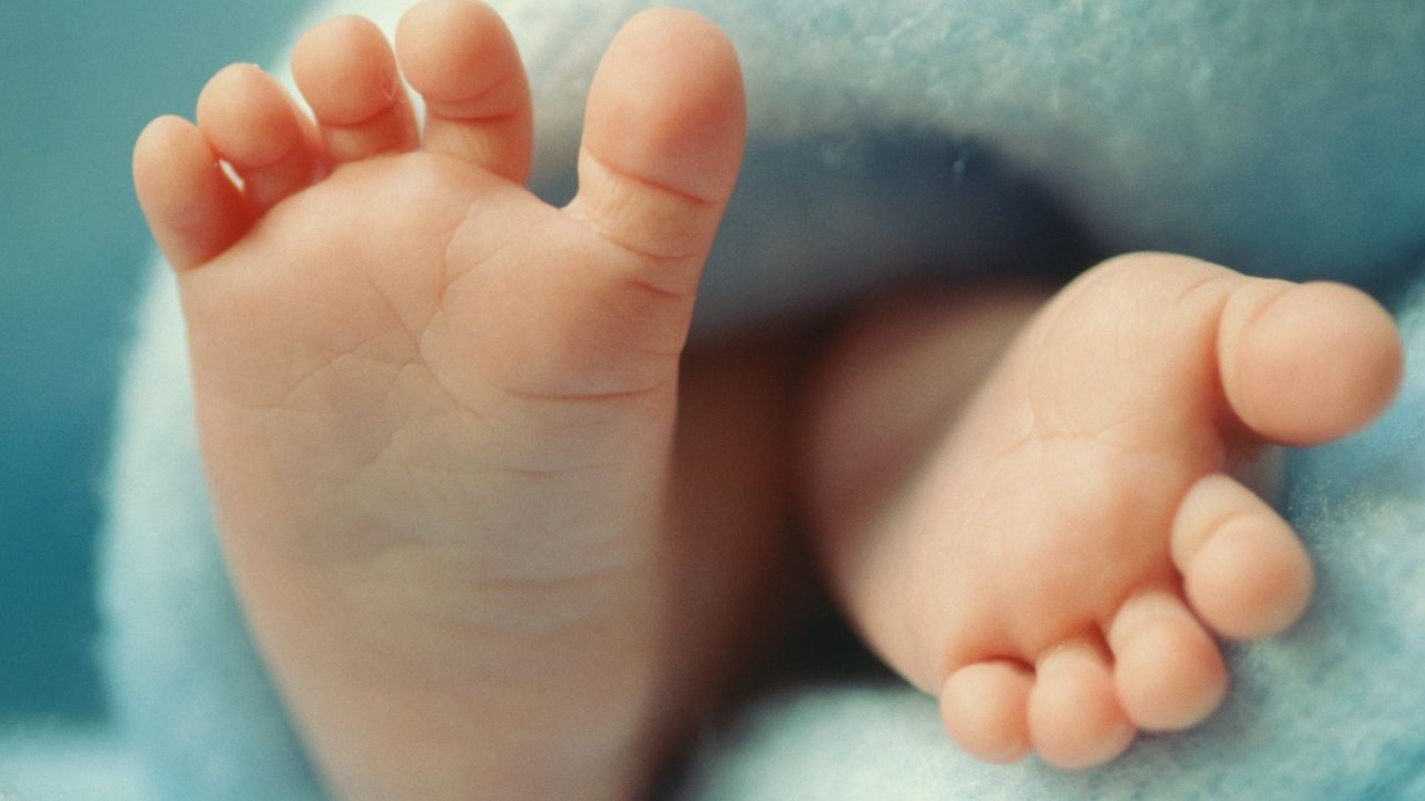 ತಂದೆ ಅರ್ಧ ಸೇದಿ ಎಸೆದ ಬೀಡಿ ನುಂಗಿ ಕಂದಮ್ಮ ಸಾವು, ಪತಿಯ ವಿರುದ್ಧ ಪತ್ನಿ ದೂರು ತಂದೆ ಅರ್ಧ ಸೇದಿ ಎಸೆದ ಬೀಡಿ ನುಂಗಿ ಕಂದಮ್ಮ ಸಾವು, ಪತಿಯ ವಿರುದ್ಧ ಪತ್ನಿ ದೂರು