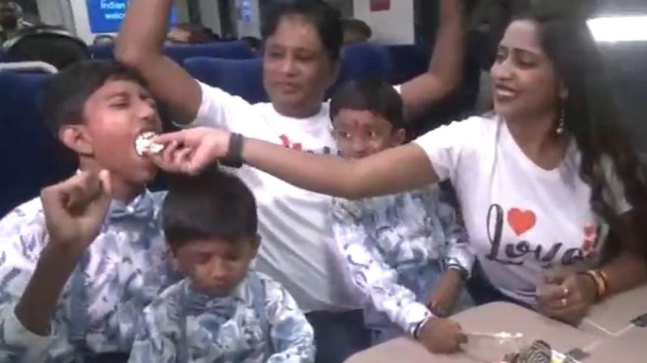 Video : ಕಾಶ್ಮೀರದ ಮೊದಲ ವಂದೇ ಭಾರತ್ ಎಕ್ಸ್‌ಪ್ರೆಸ್‌​​​​ನಲ್ಲಿ ಮಗನ ಹುಟ್ಟುಹಬ್ಬ ಆಚರಿಸಿದ ದಂಪತಿ