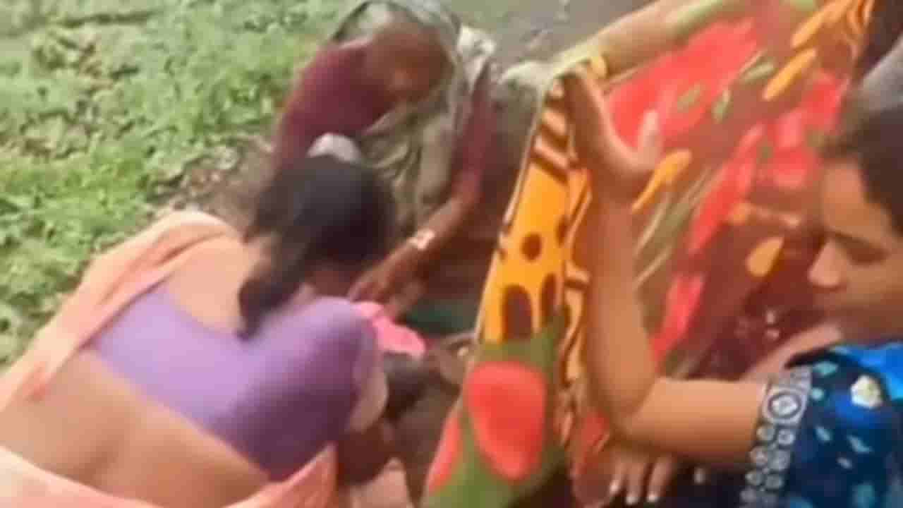 Video : ಸರಿಯಾದ ಸಮಯಕ್ಕೆ ಬಾರದ ಆಂಬ್ಯುಲೆನ್ಸ್, ನಡುರಸ್ತೆಯಲ್ಲೇ ಮಹಿಳೆಗೆ ಹೆರಿಗೆ ಮಾಡಿಸಿದ ನಾರಿಯರು