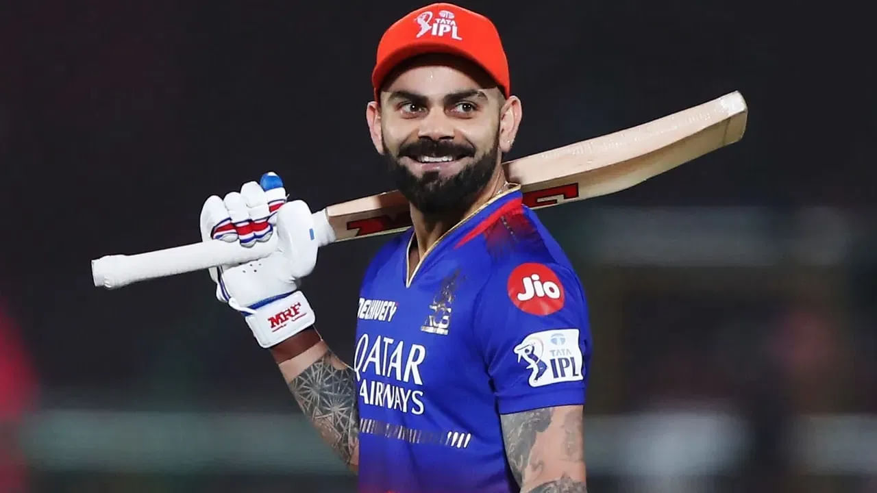 ಈ ದಾಖಲೆಯೊಂದಿಗೆ ವಿರಾಟ್ ಕೊಹ್ಲಿ ಟಿ20 ರನ್ ಸರದಾರರ ಪಟ್ಟಿಯಲ್ಲಿ 5ನೇ ಸ್ಥಾನಕ್ಕೇರಿದ್ದಾರೆ. ಒಂದು ವೇಳೆ ಐಪಿಎಲ್ ಫೈನಲ್ ಪಂದ್ಯದಲ್ಲಿ ಕಿಂಗ್ ಕೊಹ್ಲಿ ಬ್ಯಾಟ್ನಿಂದ ಶತಕ ಮೂಡಿಬಂದರೆ, ಈ ಪಟ್ಟಿಯಲ್ಲಿ ಮೂರನೇ ಸ್ಥಾನಕ್ಕೇರಬಹುದು. ಏಕೆಂದರೆ ಕೊಹ್ಲಿಗಿಂತ ಮುಂದಿರುವ ಕೀರನ್ ಪೊಲಾರ್ಡ್ (13537) ಹಾಗೂ ಶೊಯೆಬ್ ಮಲಿಕ್ 13571 ರನ್ ಕಲೆಹಾಕಿದ್ದಾರೆ.