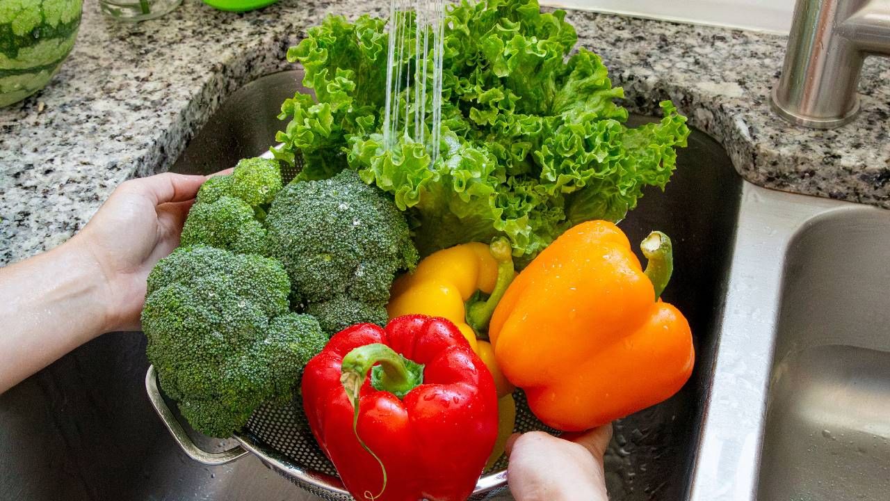 Health Tips: ಹಣ್ಣು, ತರಕಾರಿಗಳನ್ನು ತೊಳೆಯುವುದು ಹೇಗೆ? ವಿವಿಧ ವಿಧಾನಗಳು ಇಲ್ಲಿವೆ