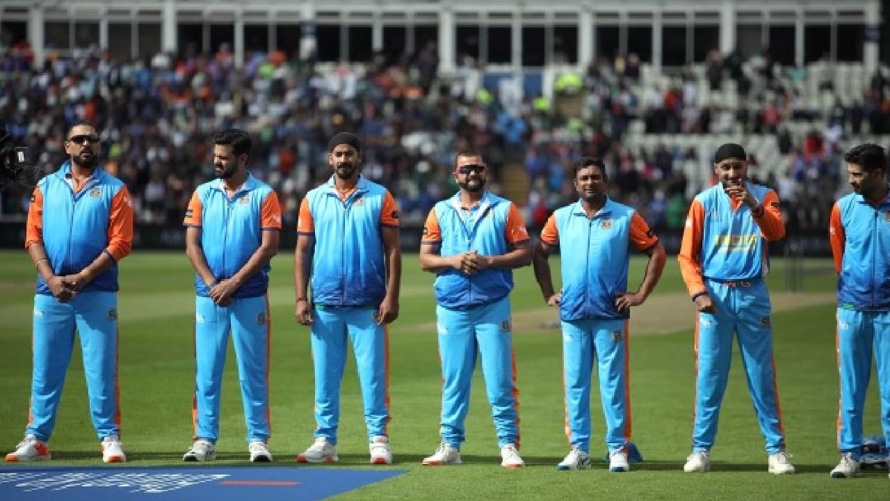 ಇಂಡಿಯಾ ಚಾಂಪಿಯನ್ಸ್ ತಂಡ: ಯುವರಾಜ್ ಸಿಂಗ್ (ನಾಯಕ), ಶಿಖರ್ ಧವನ್, ಹರ್ಭಜನ್ ಸಿಂಗ್, ಸುರೇಶ್ ರೈನಾ, ಸೌರಭ್ ತಿವಾರಿ, ಇರ್ಫಾನ್ ಪಠಾಣ್, ಯೂಸುಫ್ ಪಠಾಣ್, ರಾಬಿನ್ ಉತ್ತಪ್ಪ, ಅಂಬಾಟಿ ರಾಯುಡು, ಗುರುಕ್ರೀತ್ ಮಾನ್, ರಾಹುಲ್ ಶರ್ಮಾ, ನಮನ್ ಓಜಾ, ರಾಹುಲ್ ಶುಕ್ಲಾ, ಆರ್ ಪಿ ಸಿಂಗ್, ವಿನಯ್ ಕುಮಾರ್, ಪವನ್ ನೇಗಿ, ಅನುರೀತ್ ಸಿಂಗ್, ಧವಳ್ ಕುಲ್ಕರ್ಣಿ.