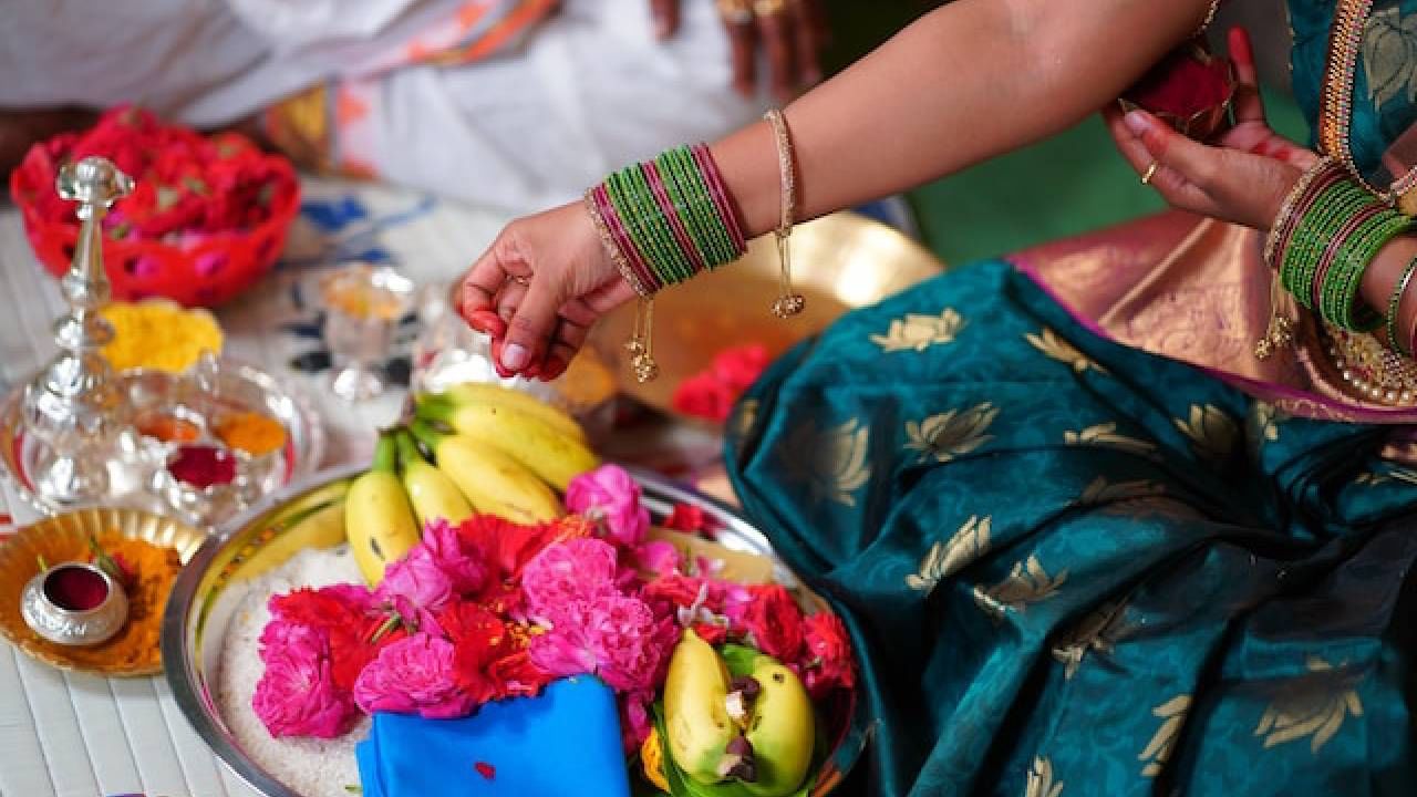 Hindu Puja: ಪೂಜೆಯ ಸಮಯದಲ್ಲಿ ಹೆಂಡತಿ ಗಂಡನ ಯಾವ ಬದಿಯಲ್ಲಿ ಕುಳಿತುಕೊಳ್ಳಬೇಕು? Hindu Puja: ಪೂಜೆಯ ಸಮಯದಲ್ಲಿ ಹೆಂಡತಿ ಗಂಡನ ಯಾವ ಬದಿಯಲ್ಲಿ ಕುಳಿತುಕೊಳ್ಳಬೇಕು?