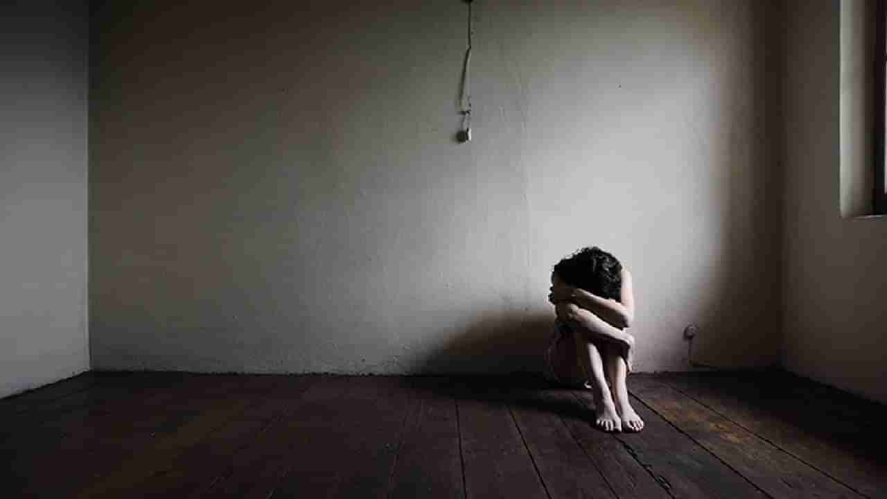 ಅಶ್ಲೀಲ ಚಿತ್ರದಲ್ಲಿ ಕೆಲಸ ಮಾಡಲು ನಿರಾಕರಣೆ, ಖಾಸಗಿ ಭಾಗಕ್ಕೆ ರಾಡ್ ಹಾಕಿ ತಾಯಿ-ಮಗನಿಂದ ಯುವತಿಗೆ ಚಿತ್ರಹಿಂಸೆ