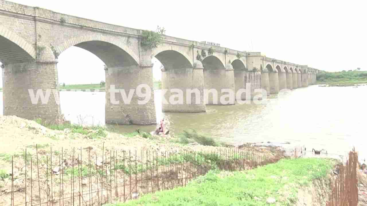 ಯಾದಗಿರಿ: ಶತಮಾನದಷ್ಟು ಹಳೆಯದಾದ ಸೇತುವೆಯಲ್ಲಿ ಬಿರುಕು, ಕಣ್ಮುಚ್ಚಿ ಕುಳಿತ ಅಧಿಕಾರಿಗಳು