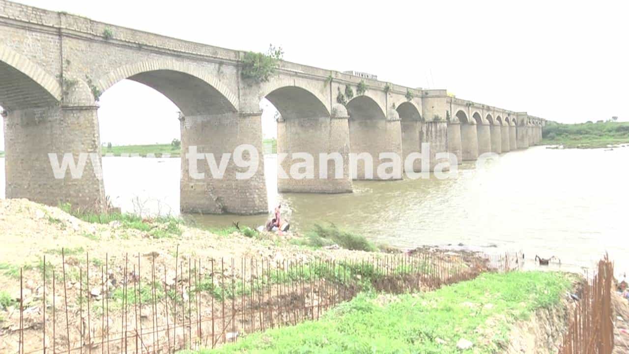 ಯಾದಗಿರಿ: ಶತಮಾನದಷ್ಟು ಹಳೆಯದಾದ ಸೇತುವೆಯಲ್ಲಿ ಬಿರುಕು, ಕಣ್ಮುಚ್ಚಿ ಕುಳಿತ ಅಧಿಕಾರಿಗಳು