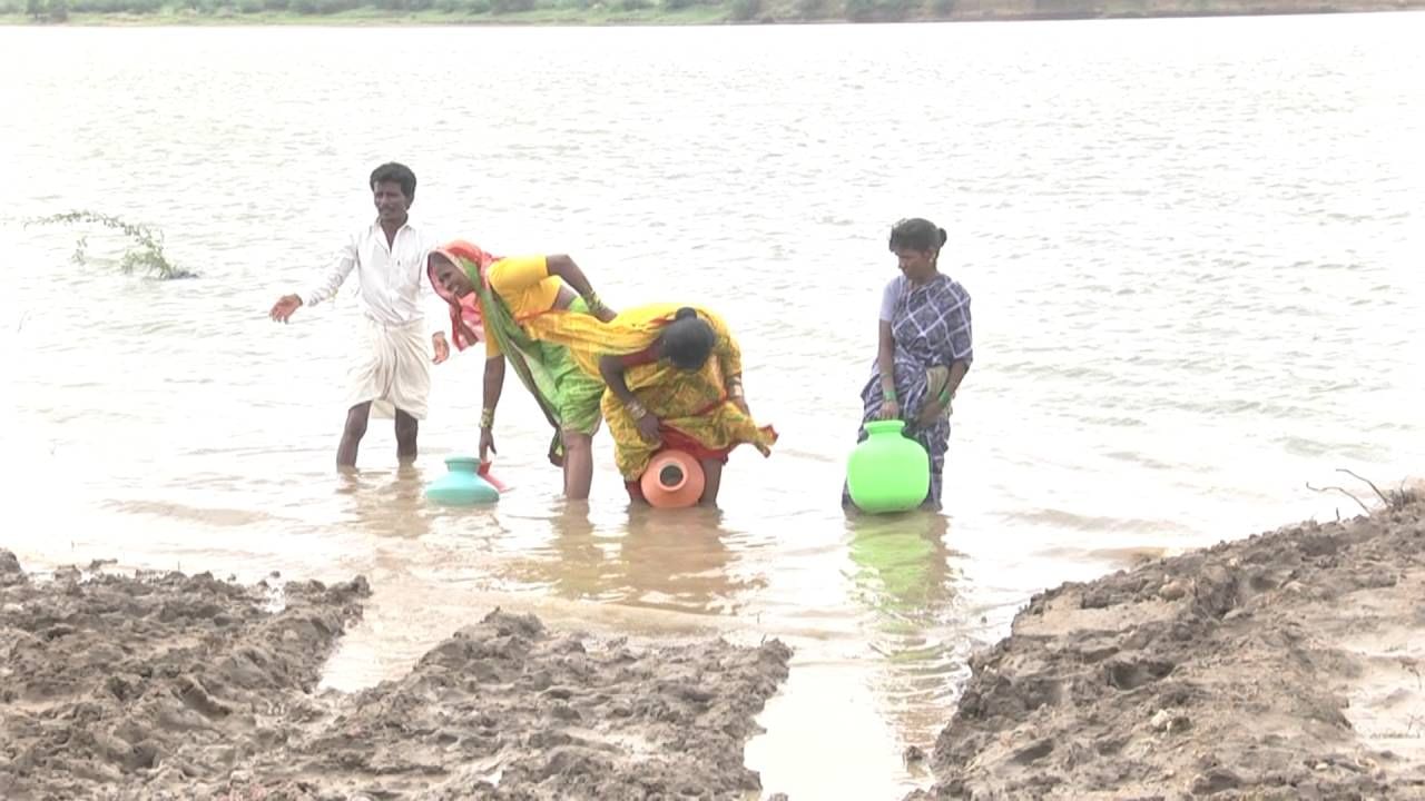 ಅದರಲ್ಲೂ ಜಿಲ್ಲೆಯ ನಾರಾಯಣಪುರದ ಬಸವಸಾಗರ ಜಲಾಶಯದಿಂದ ಕೃಷ್ಣ ನದಿಗೆ ಹೆಚ್ಚಿನ ಪ್ರಮಾಣದಲ್ಲಿ ನೀರು ಹರಿ ಬಿಡಲಾಗುತ್ತಿದೆ. ಹೀಗಾಗಿ, ಕೃಷ್ಣ ನದಿ ಅಪಾಯದ ಮಟ್ಟ ಮೀರಿ ಹರಿಯುತ್ತಿದೆ. ರಭಸವಾಗಿ ಹರಿಯುವ ನದಿಗೆ ಇಳಿದು ಈ ಹಯ್ಯಾಳ ಗ್ರಾಮದ ಜನ ನೀರು ತಂದು ಕುಡಿಯಬೇಕಾಗಿದೆ.