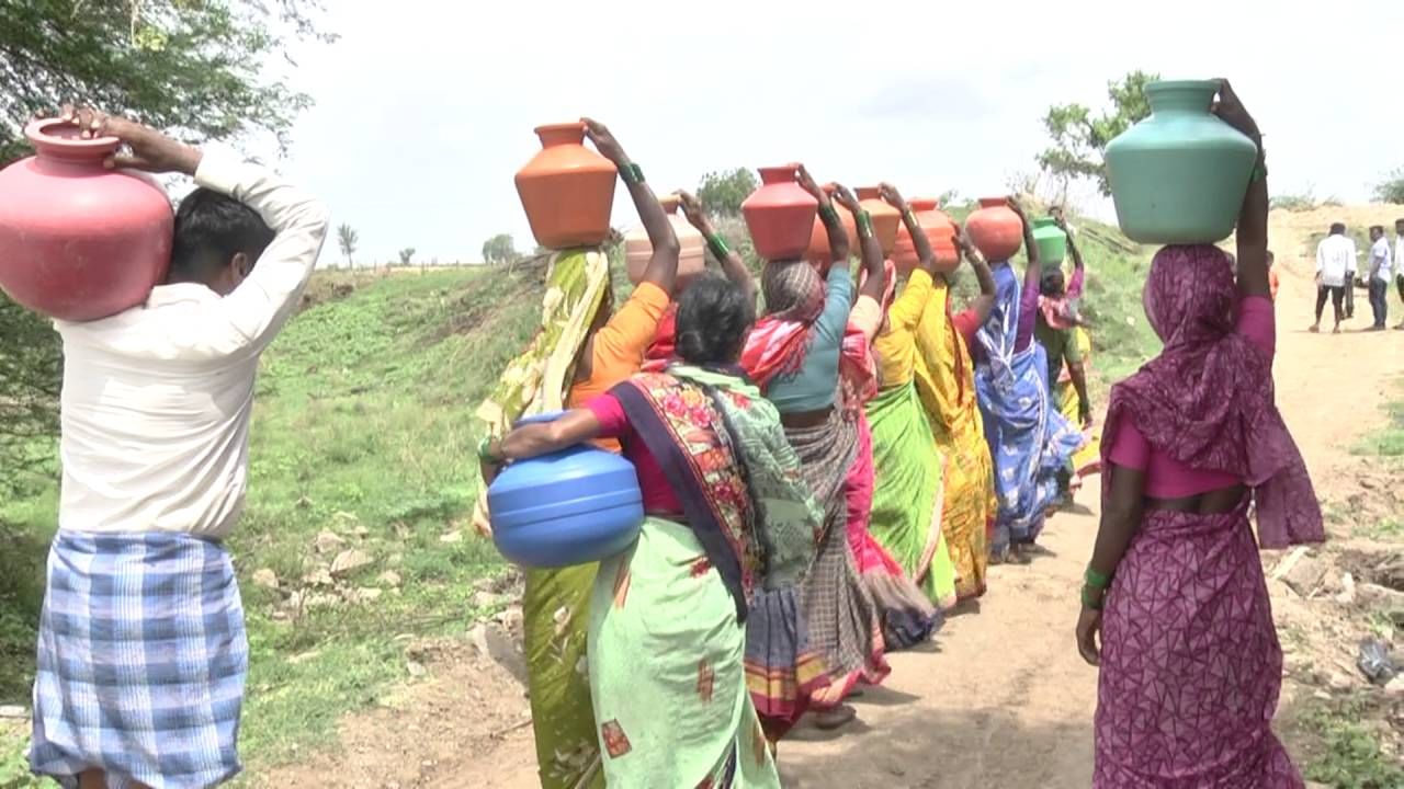 ಯಾದಗಿರಿ ಜಿಲ್ಲೆಯ ಈ ಗ್ರಾಮದಲ್ಲಿನ ಜನರು ಕುಡಿಯಲು ನೀರು ಇಲ್ಲದೆ ಪರದಾಡುವಂತ ಪರಿಸ್ಥಿತಿ ನಿರ್ಮಾಣವಾಗಿದೆ. ಕುಡಿಯಲು ನೀರು ಬೇಕು ಅಂದ್ರೆ, ಜೀವದ ಹಂಗು ತೊರೆದು ನದಿಯಲ್ಲಿ ಇಳಿದು ಕುಡಿಯಲು ನೀರು ತರಬೇಕು. ಕಳೆದ 15 ದಿನಗಳಿಂದ ನಿತ್ಯ ಗ್ರಾಮದ ಜನರು ನೀರು ತರುತ್ತಿದ್ದಾರೆ. ಇದಕ್ಕೆ ಕಾರಣ ಅಧಿಕಾರಿಗಳ ನಿರ್ಲಕ್ಷ್ಯ. ಹೌದು, ಕೆಟ್ಟು ಹೋದ ಮೋಟಾರನ್ನು ರಿಪೇರಿ ಮಾಡಿಸಬೇಕಾದ ಅಧಿಕಾರಿಗಳು ನಿರ್ಲಕ್ಷ್ಯ ತೋರುತ್ತಿದ್ದಾರೆ.