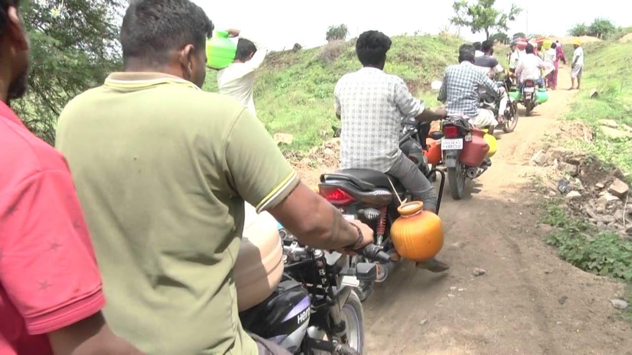 ಕೃಷ್ಣ ನದಿಗೆ ಹೆಚ್ಚಿನ ಪ್ರಮಾಣದಲ್ಲಿ ನೀರು ಬರುತ್ತಿರುವುದರಿಂದ ಮೊಸಳೆಗಳ ಭಯ ಕೂಡ ಹೆಚ್ಚಾಗಿದೆ. ಮೊಸಳೆ ದಾಳಿ ಮಾಡುವ ಆತಂಕದಲ್ಲೇ ಜನರು ನದಿಯಲ್ಲಿ ಇಳಿದು ನೀರು ತುಂಬಿಕೊಂಡು ಬರುತ್ತಿದ್ದಾರೆ. ನೀರು ತರದೆ ಹೋದ್ರೆ ಕುಡಿಯಲು ನೀರು ಇರಲ್ಲ, ಅಡುಗೆ ಕೂಡ ಆಗಲ್ಲ. ಅಡುಗೆ ಆಗಿಲ್ಲ ಅಂದರೆ ಕೃಷಿ ಕೆಲಸಕ್ಕೆ ಹೋಗಲು ಆಗಲ್ಲ. ಮನೆಯಲ್ಲಿ ಬೈಕ್ ಇದ್ದವರು ಒಂದೇ ಬಾರಿಗೆ ನಾಲ್ಕು ಬಿಂದಿಗೆಗಳನ್ನ ಬೈಕ್ಗೆ ಕಟ್ಟಿಕೊಂಡು ನೀರು ತರುತ್ತಾರೆ. ಬೈಕ್ ಇಲ್ಲದೆ ಇರುವವರು ತಲೆ ಮೇಲೆ ಬಿಂದಿಗೆ ಹೊತ್ತುಕೊಂಡು ನೀರು ತರಬೇಕಾಗಿದೆ.